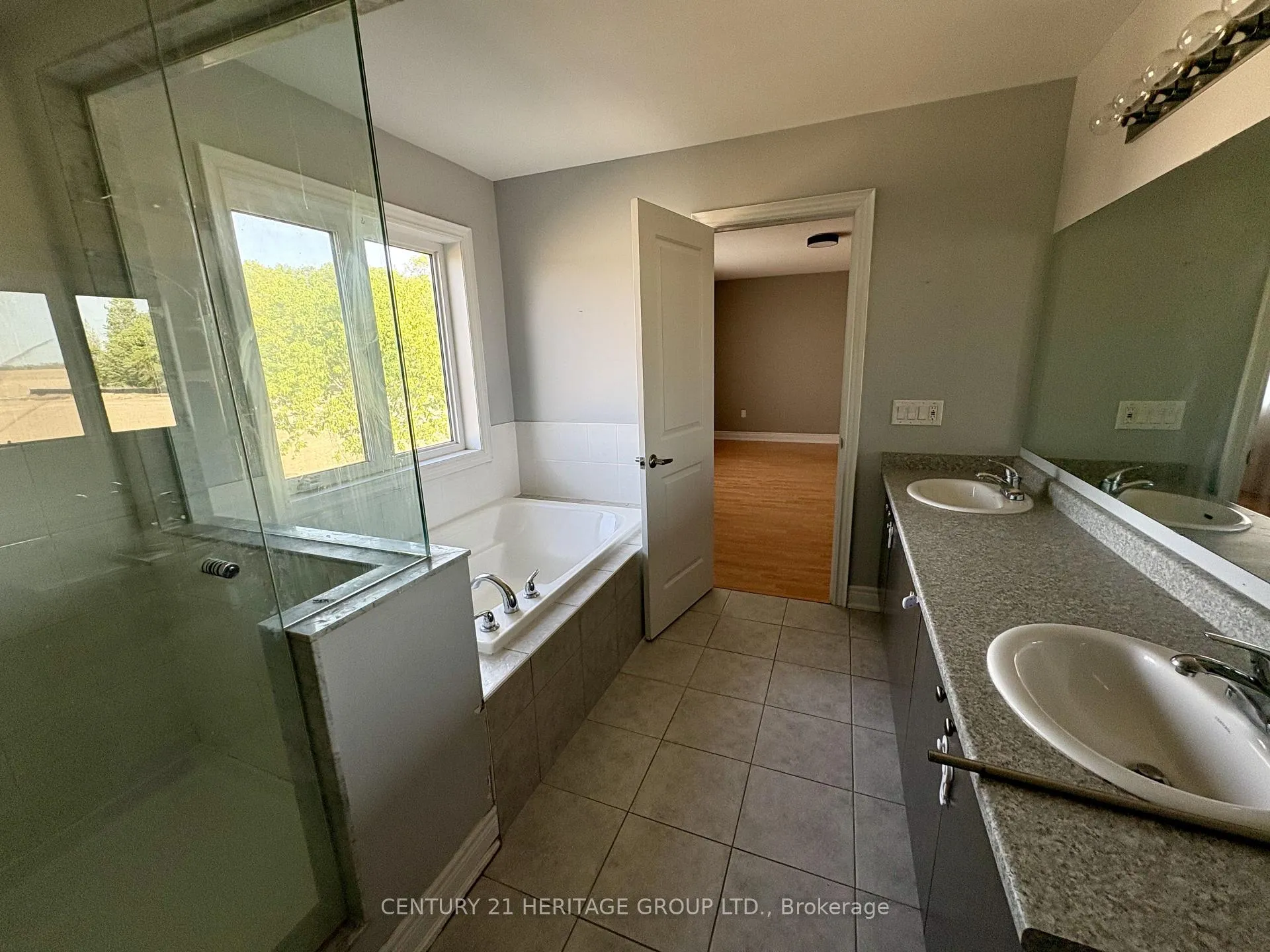 Photo 14 of 129 Robert Wilson Crescent, Georgina, Keswick South — HOMEH