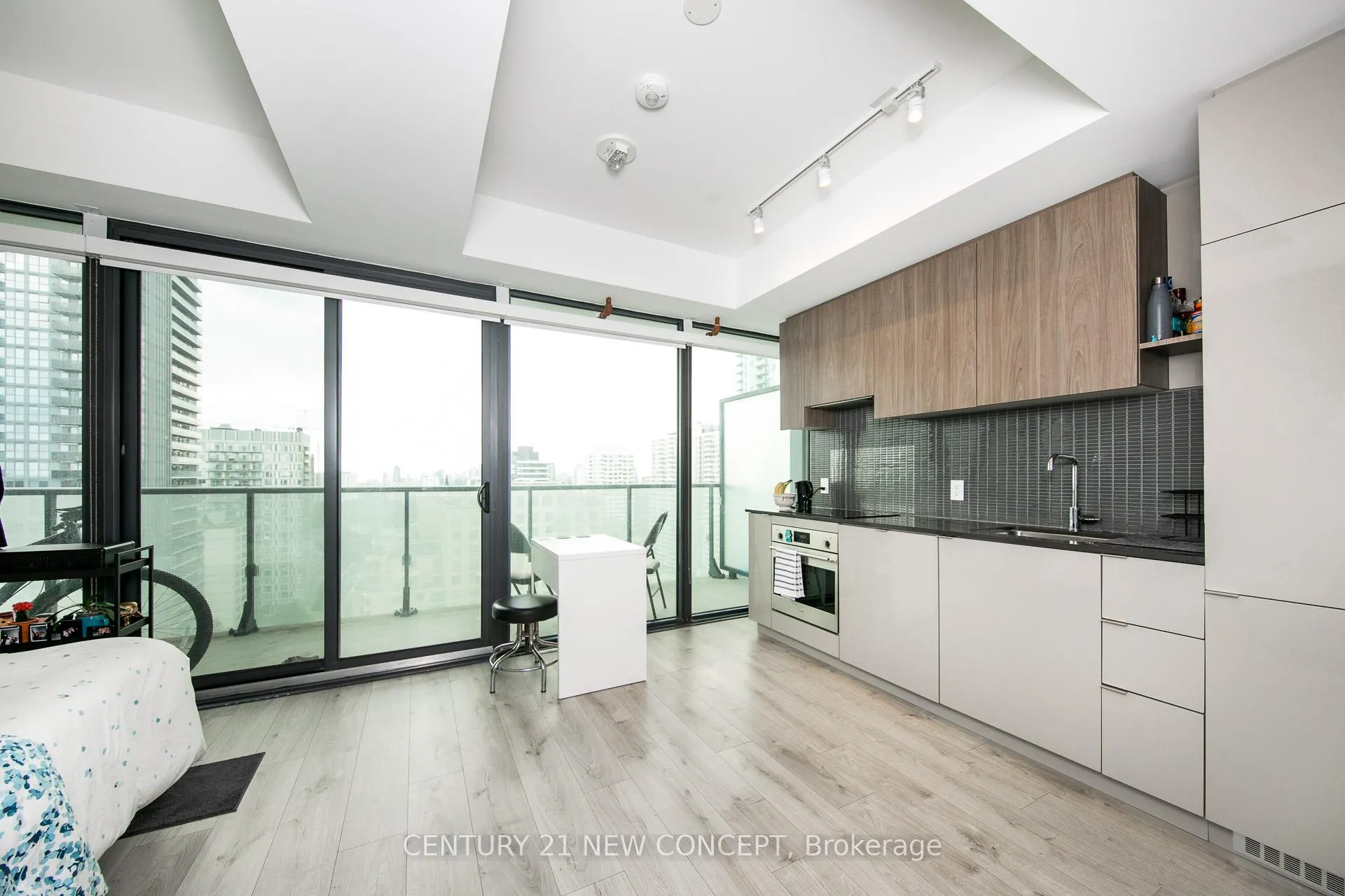Photo 3 of Unit 2011, 161 Roehampton Avenue, Toronto, Mount Pleasant West — HOMEH