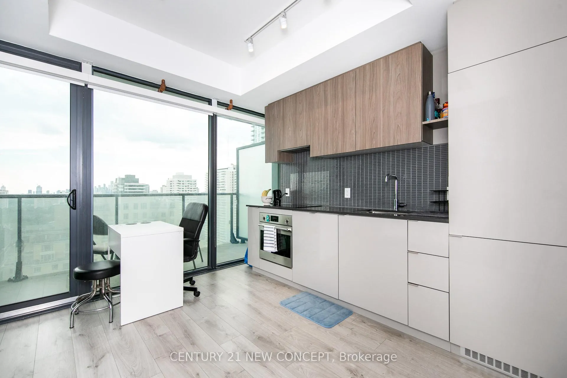 Photo 5 of Unit 2011, 161 Roehampton Avenue, Toronto, Mount Pleasant West — HOMEH