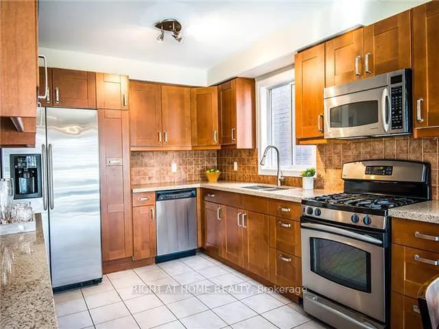 Photo 3 of 1469 Derby County Crescent, Oakville, West Oak Trails — HOMEH