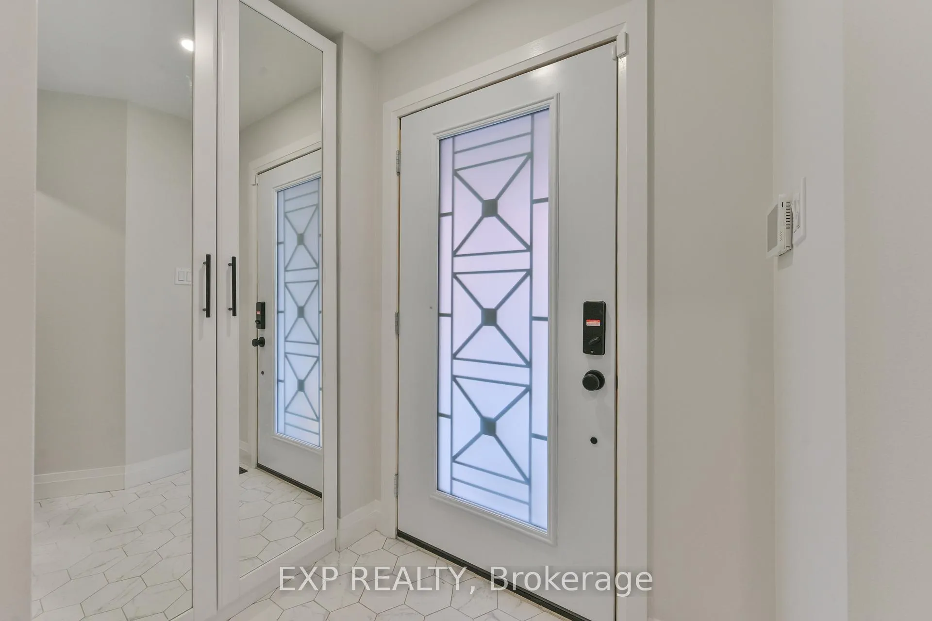 Photo 4 of 1474 Prince John Circle, Oakville, Clearview — HOMEH