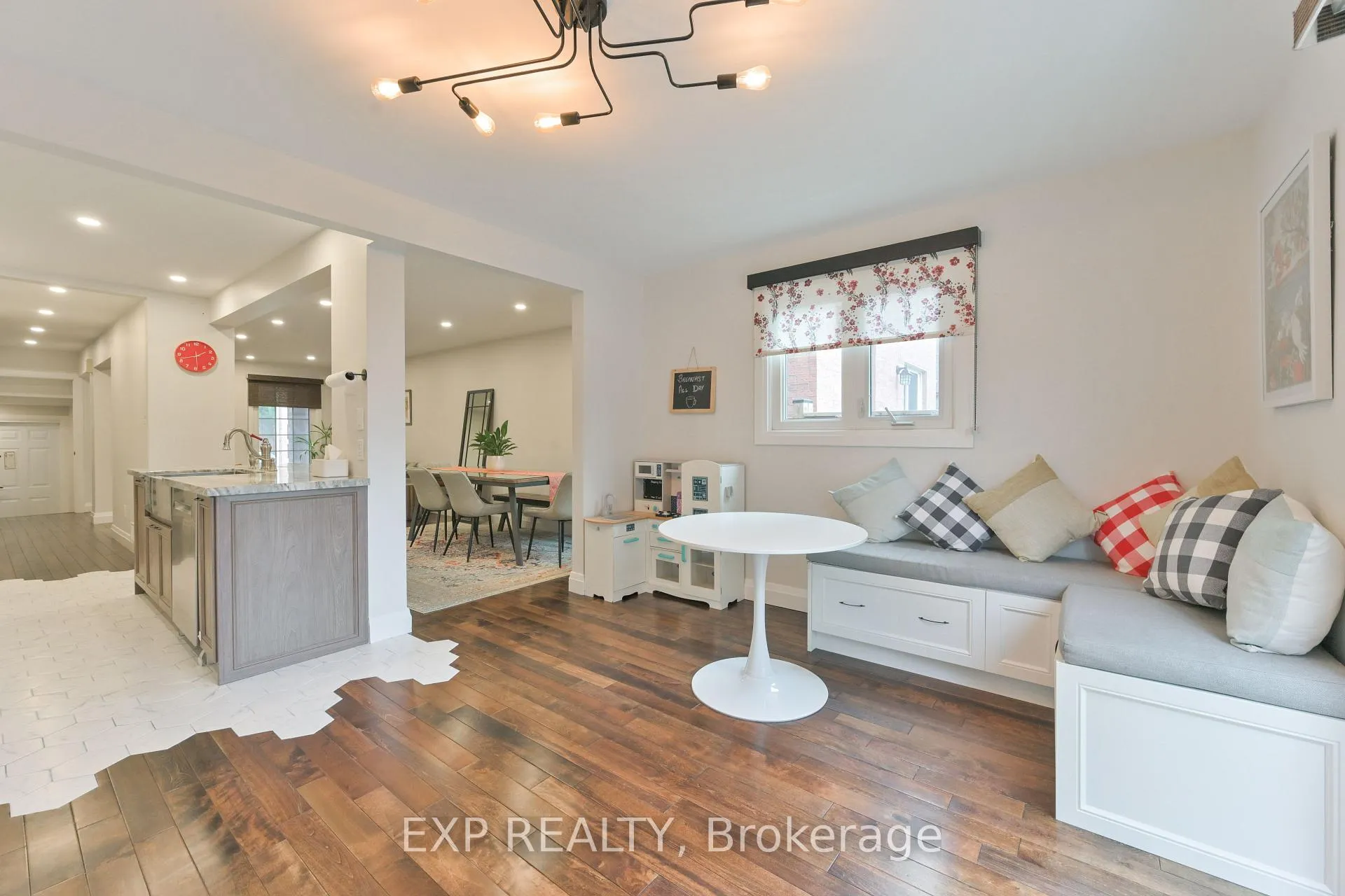 Photo 16 of 1474 Prince John Circle, Oakville, Clearview — HOMEH