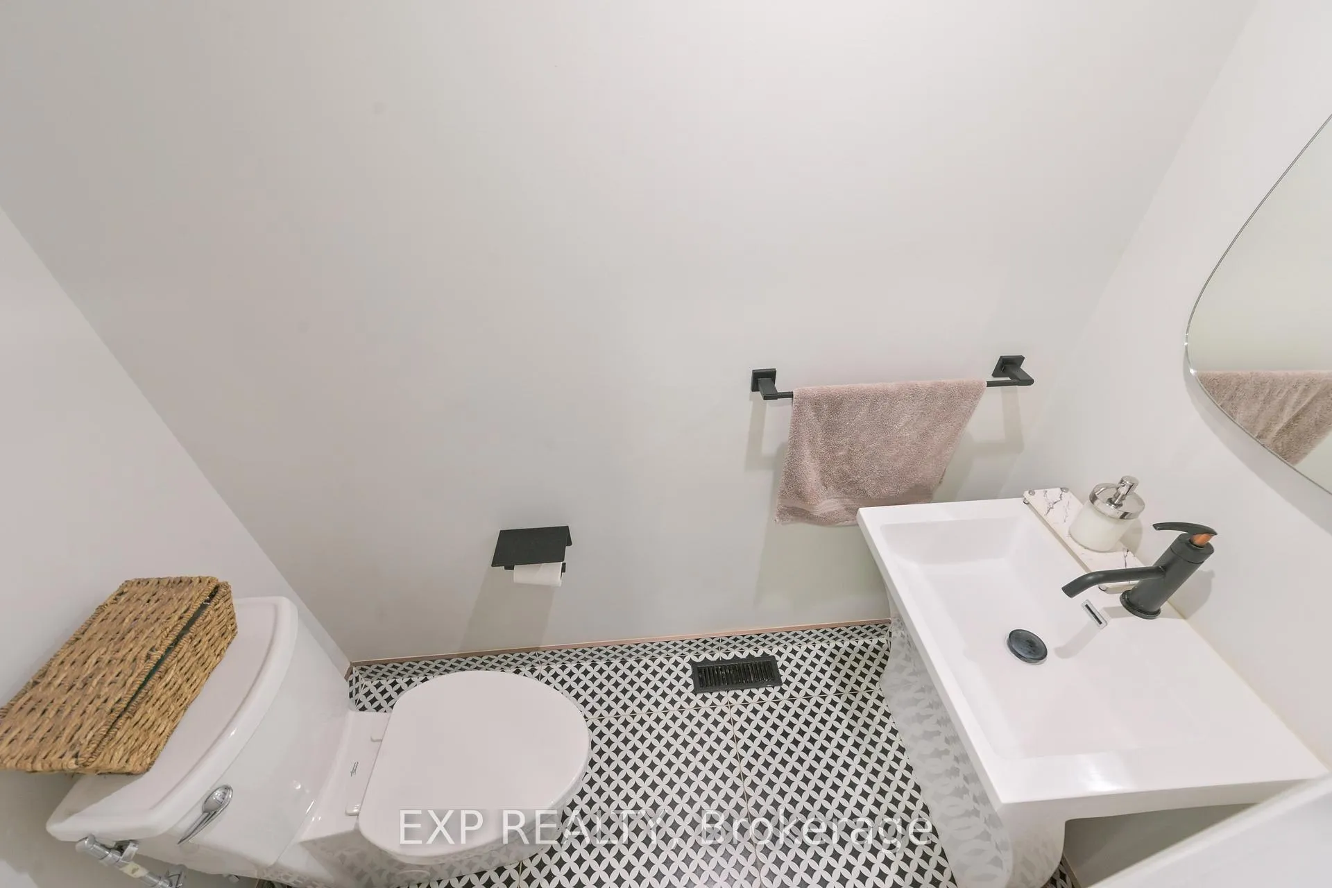 Photo 17 of 1474 Prince John Circle, Oakville, Clearview — HOMEH