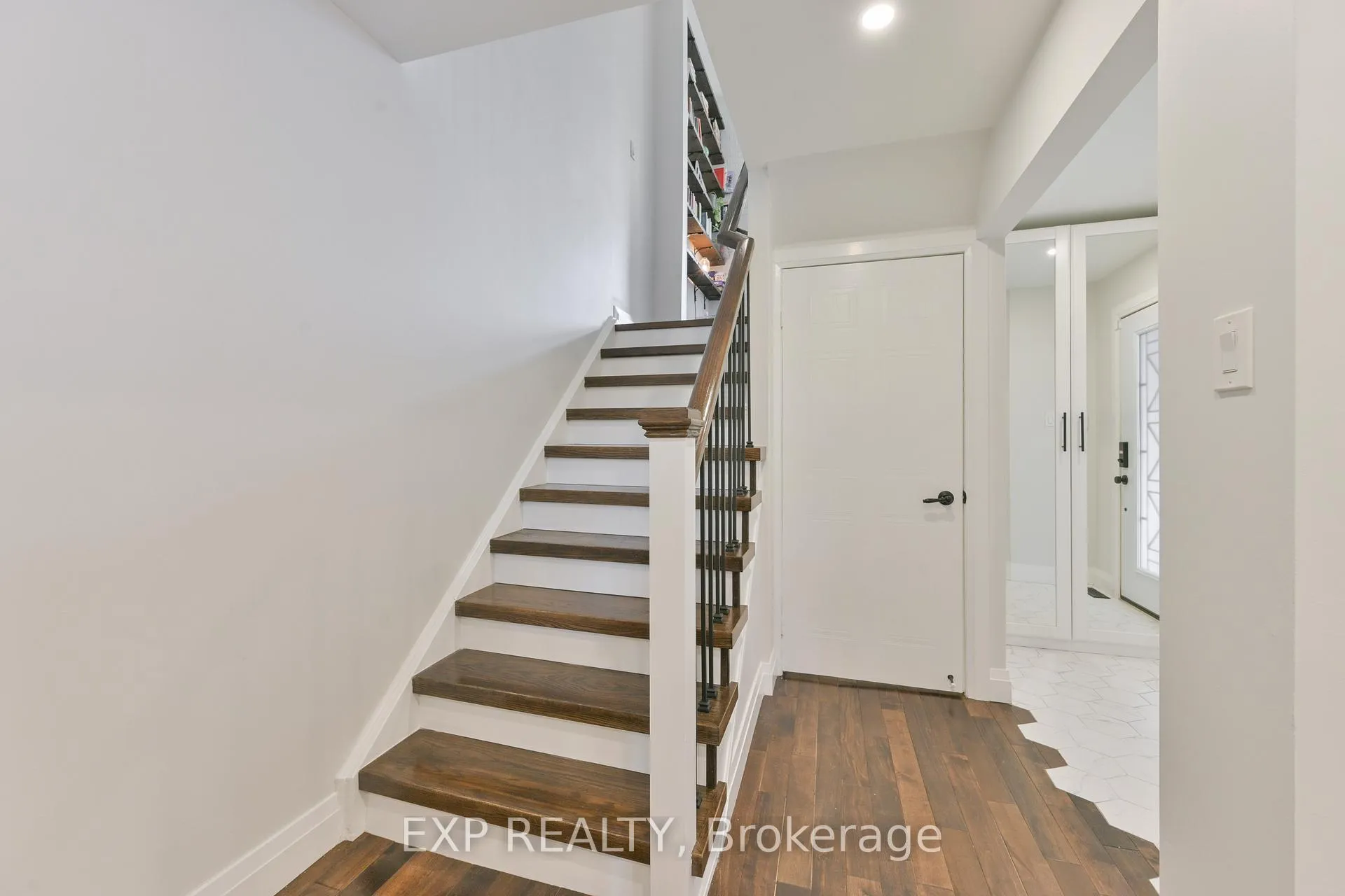 Photo 18 of 1474 Prince John Circle, Oakville, Clearview — HOMEH