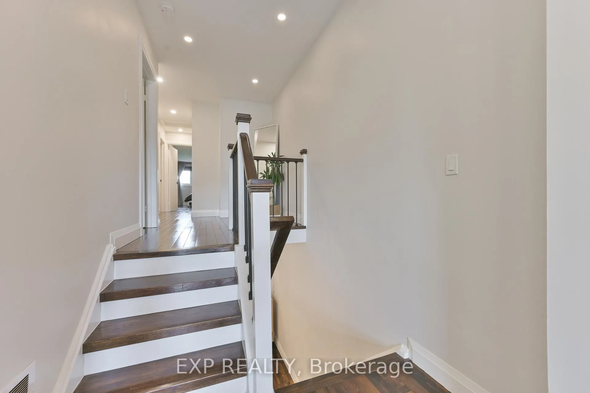 Photo 22 of 1474 Prince John Circle, Oakville, Clearview — HOMEH