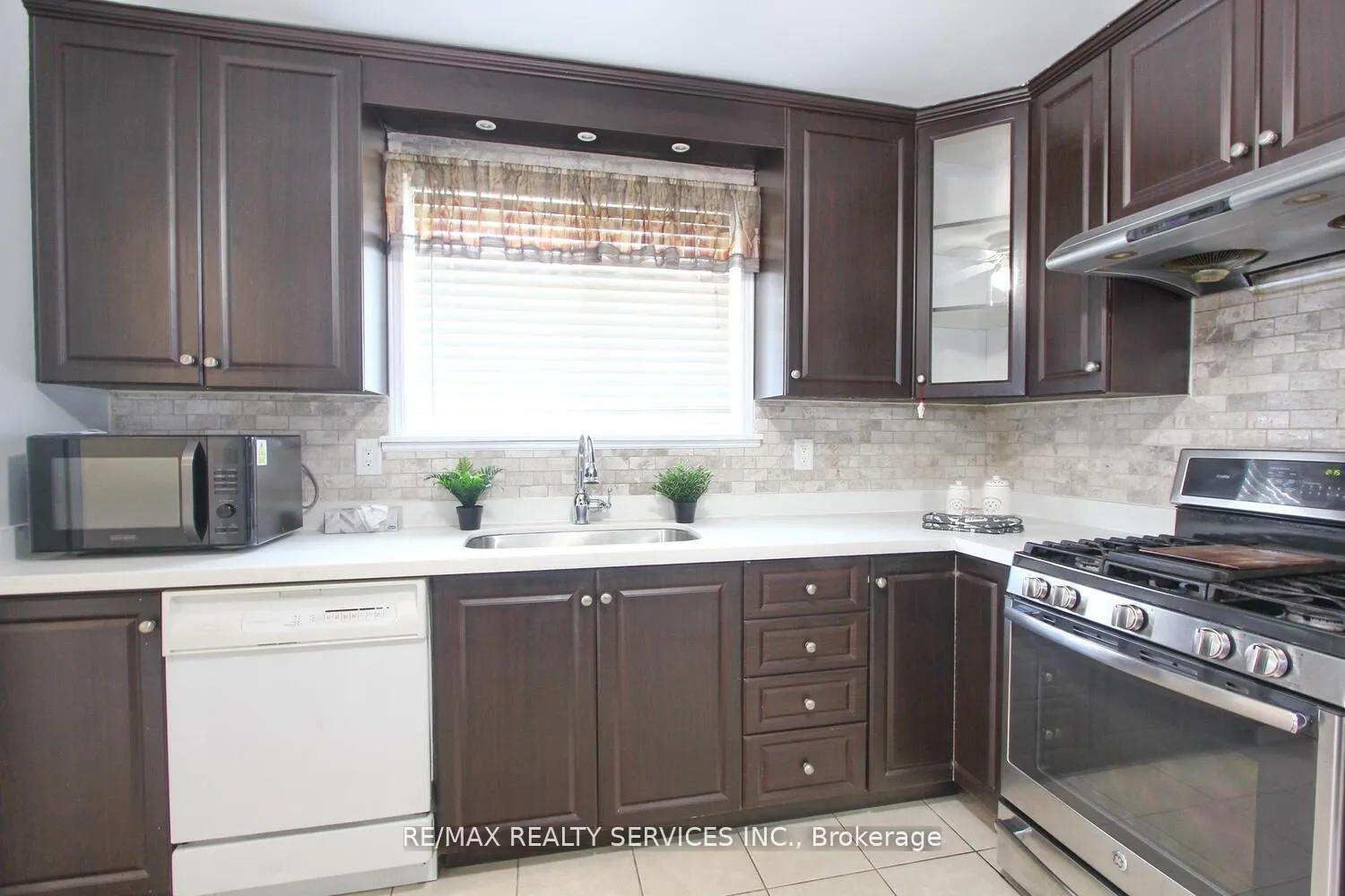 Photo 9 of 185 Earnscliffe Circle, Brampton, Southgate — HOMEH