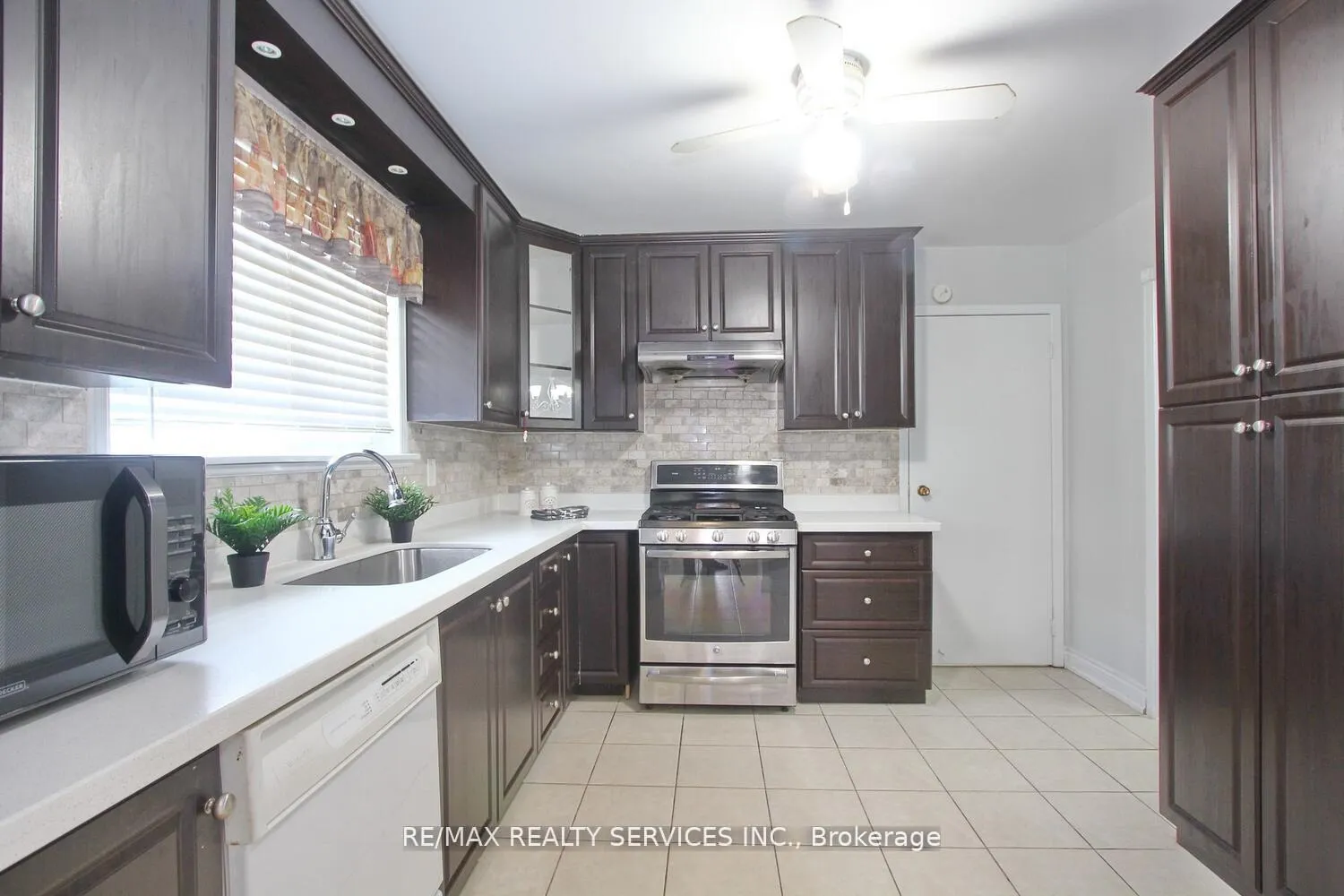 Photo 11 of 185 Earnscliffe Circle, Brampton, Southgate — HOMEH