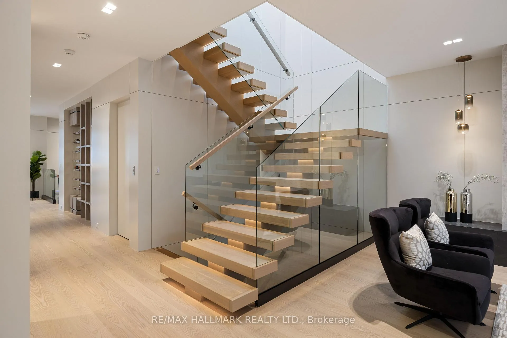 Photo 23 of 652 Bedford Park Avenue, Toronto, Bedford Park-Nortown — HOMEH