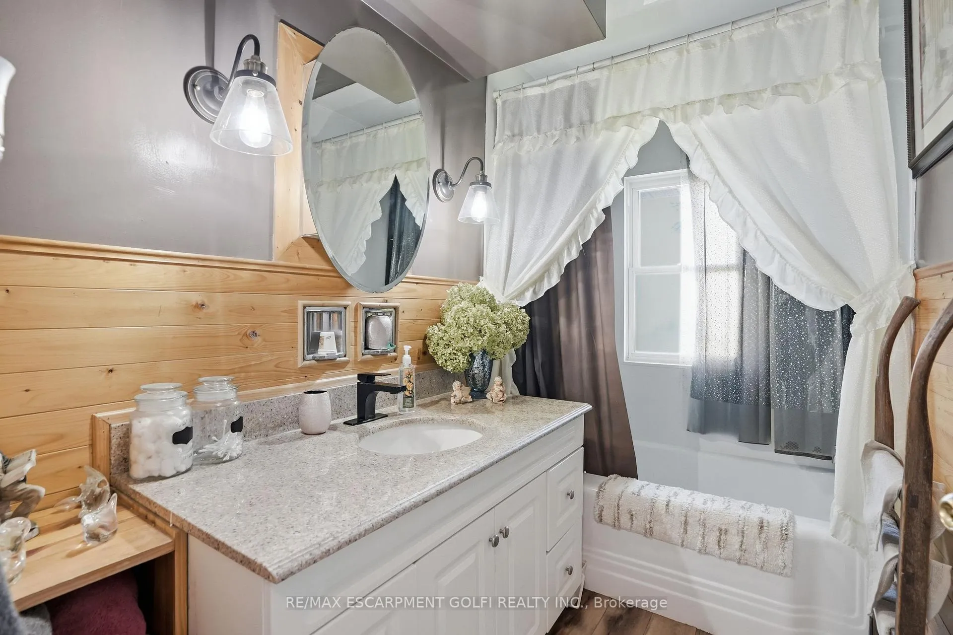 Photo 15 of 925 Highway 6 N, Hamilton, Rural Flamborough — HOMEH