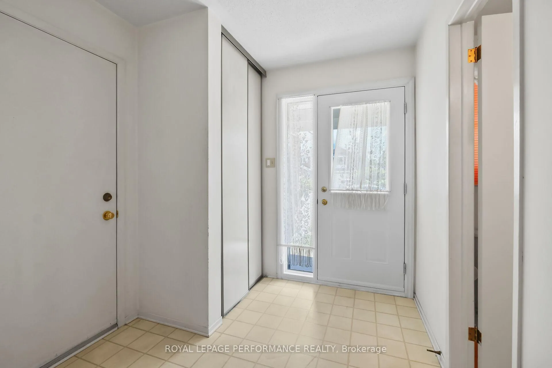 Photo 3 of 9 Saddle Crescent, Ottawa, Hunt Club Park — HOMEH