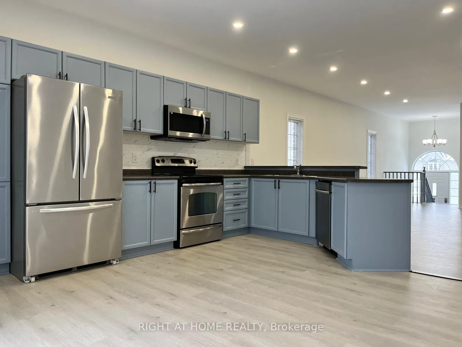 Photo 2 of 63 Jessica Drive, Barrie, Painswick South — HOMEH