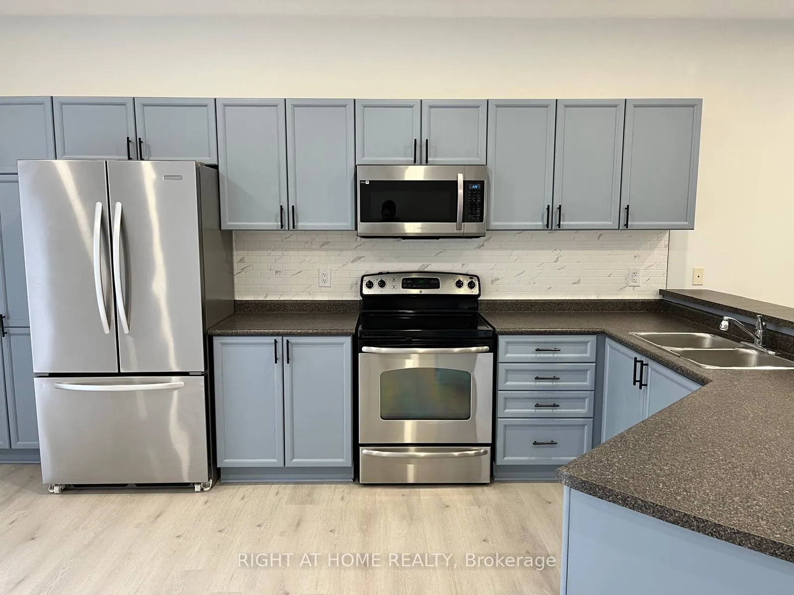 Photo 3 of 63 Jessica Drive, Barrie, Painswick South — HOMEH