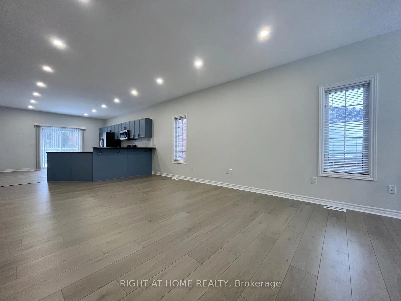Photo 4 of 63 Jessica Drive, Barrie, Painswick South — HOMEH