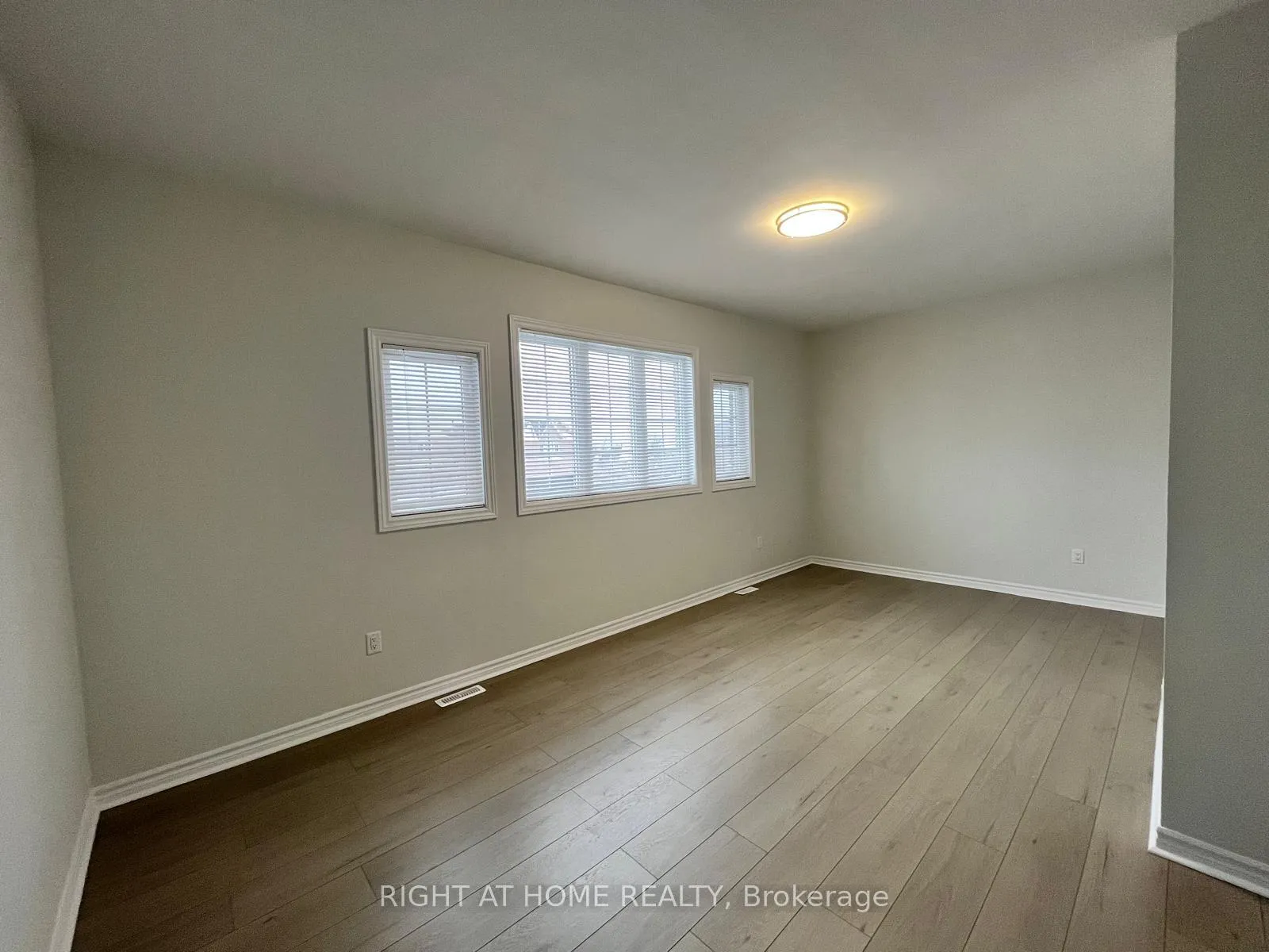 Photo 13 of 63 Jessica Drive, Barrie, Painswick South — HOMEH