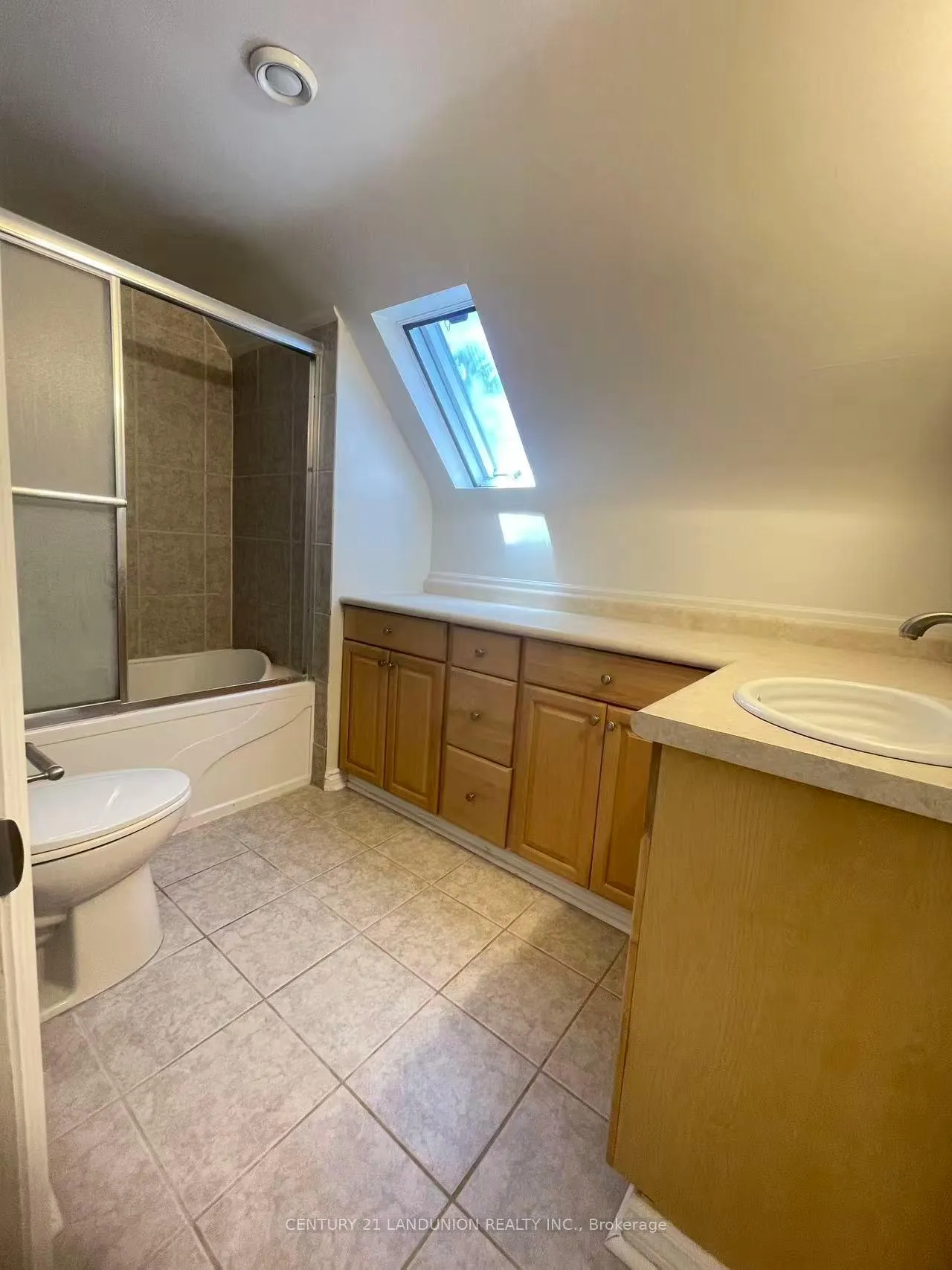 Photo 21 of 34 Grassmere Court, Oshawa, Lakeview — HOMEH