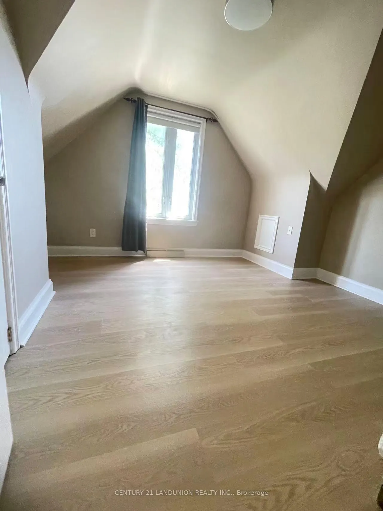 Photo 24 of 34 Grassmere Court, Oshawa, Lakeview — HOMEH