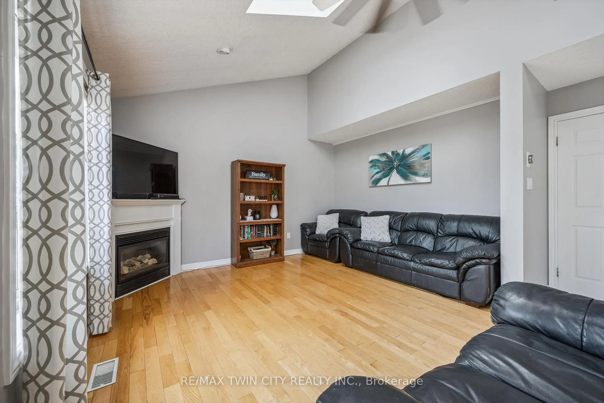Photo 9 of 15 Zinkann Crescent, Wellesley — HOMEH