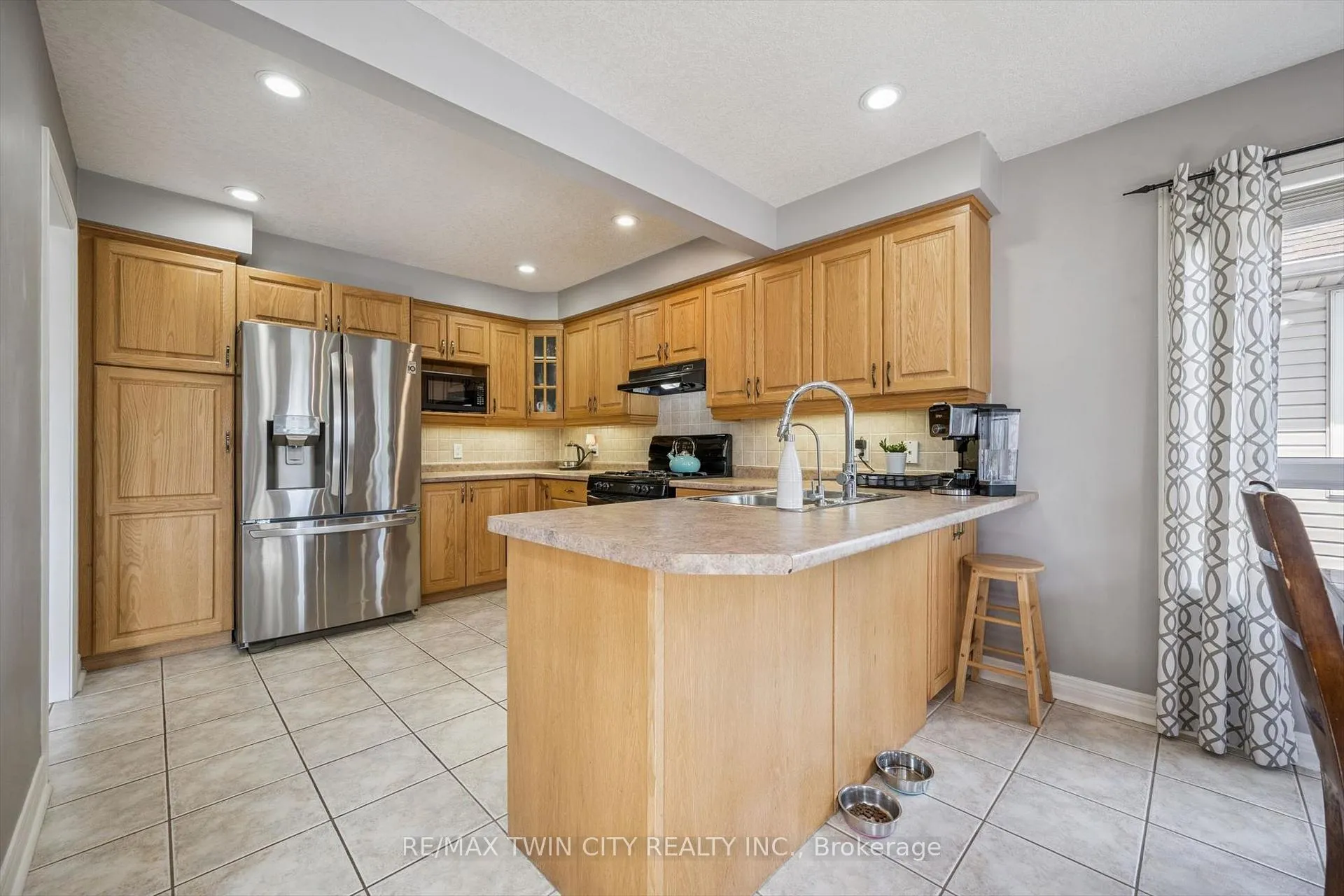 Photo 12 of 15 Zinkann Crescent, Wellesley — HOMEH