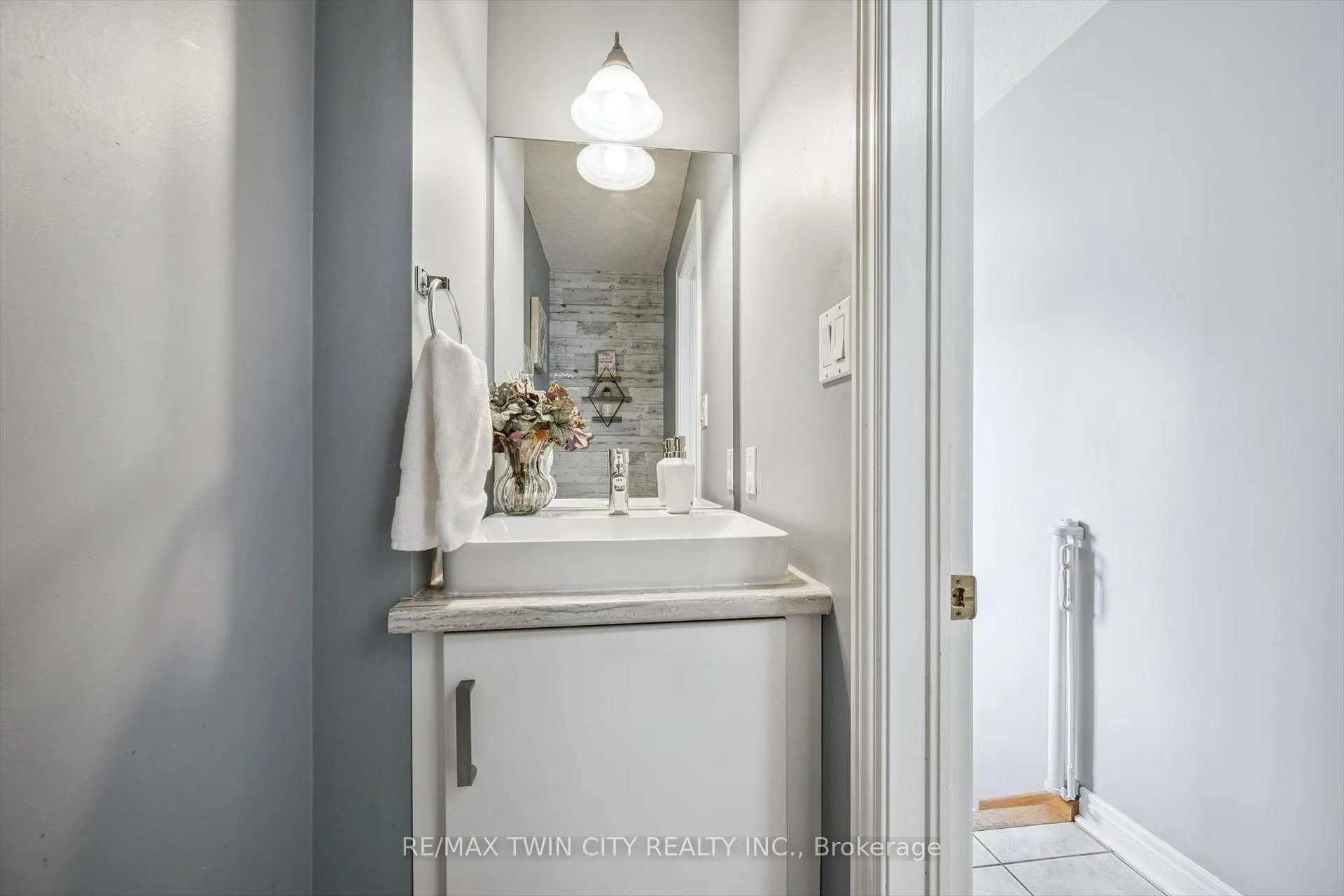 Photo 16 of 15 Zinkann Crescent, Wellesley — HOMEH