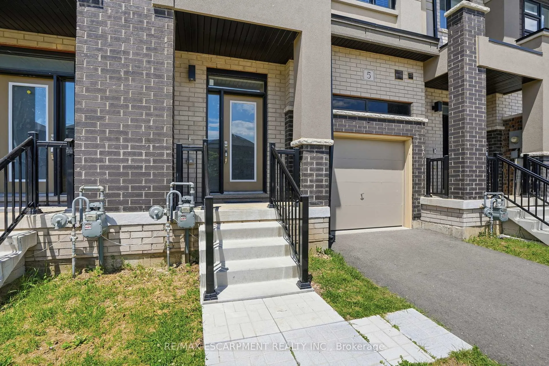 Photo 4 of 5 George Brier Drive W, Brant, Paris — HOMEH