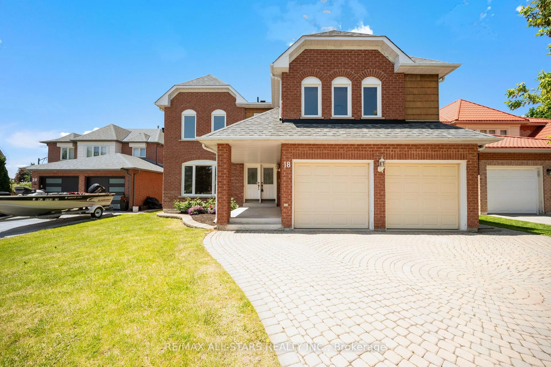 Photo 2 of 18 Lismer Court, Markham, Unionville — HOMEH