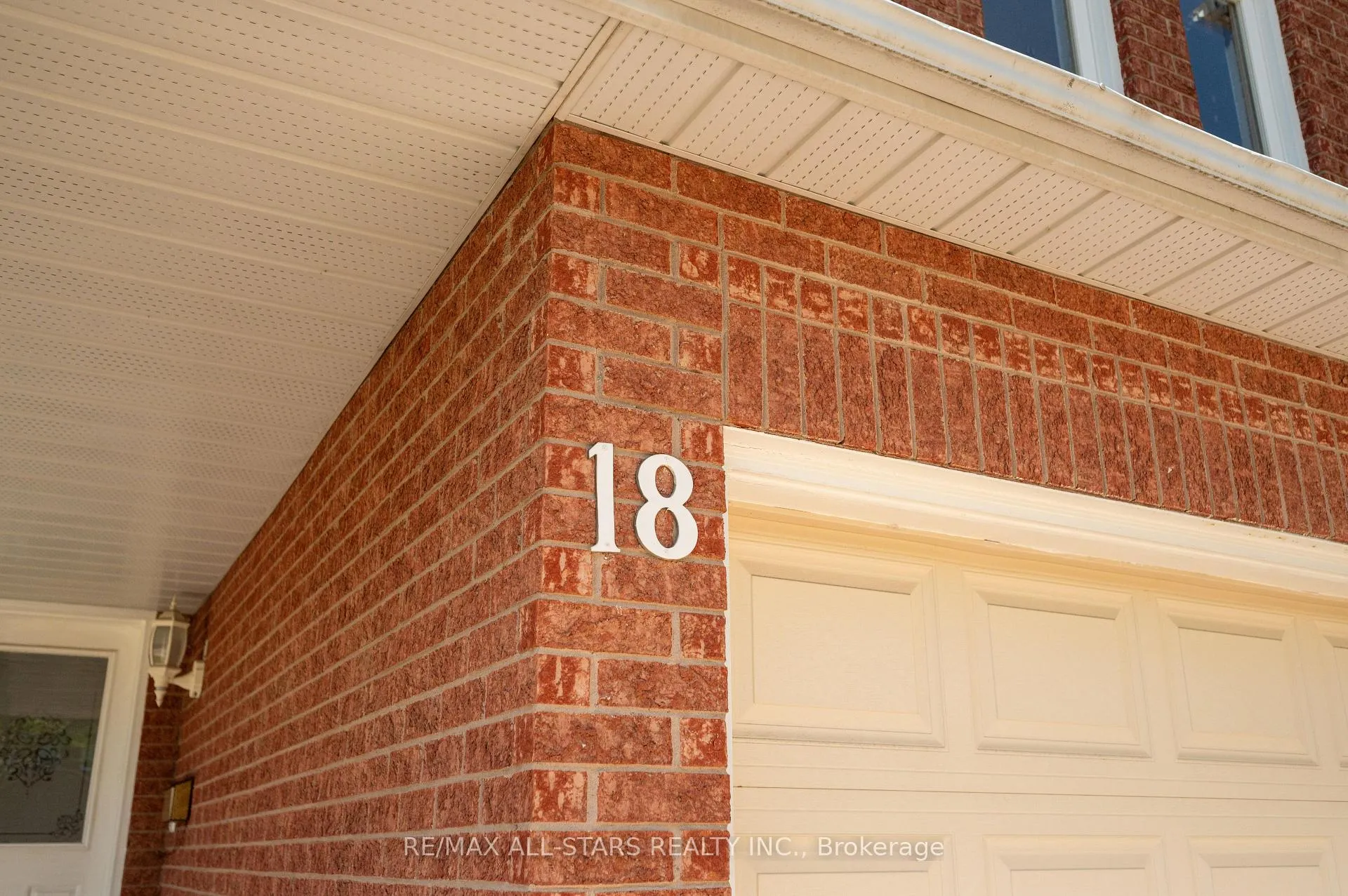 Photo 3 of 18 Lismer Court, Markham, Unionville — HOMEH