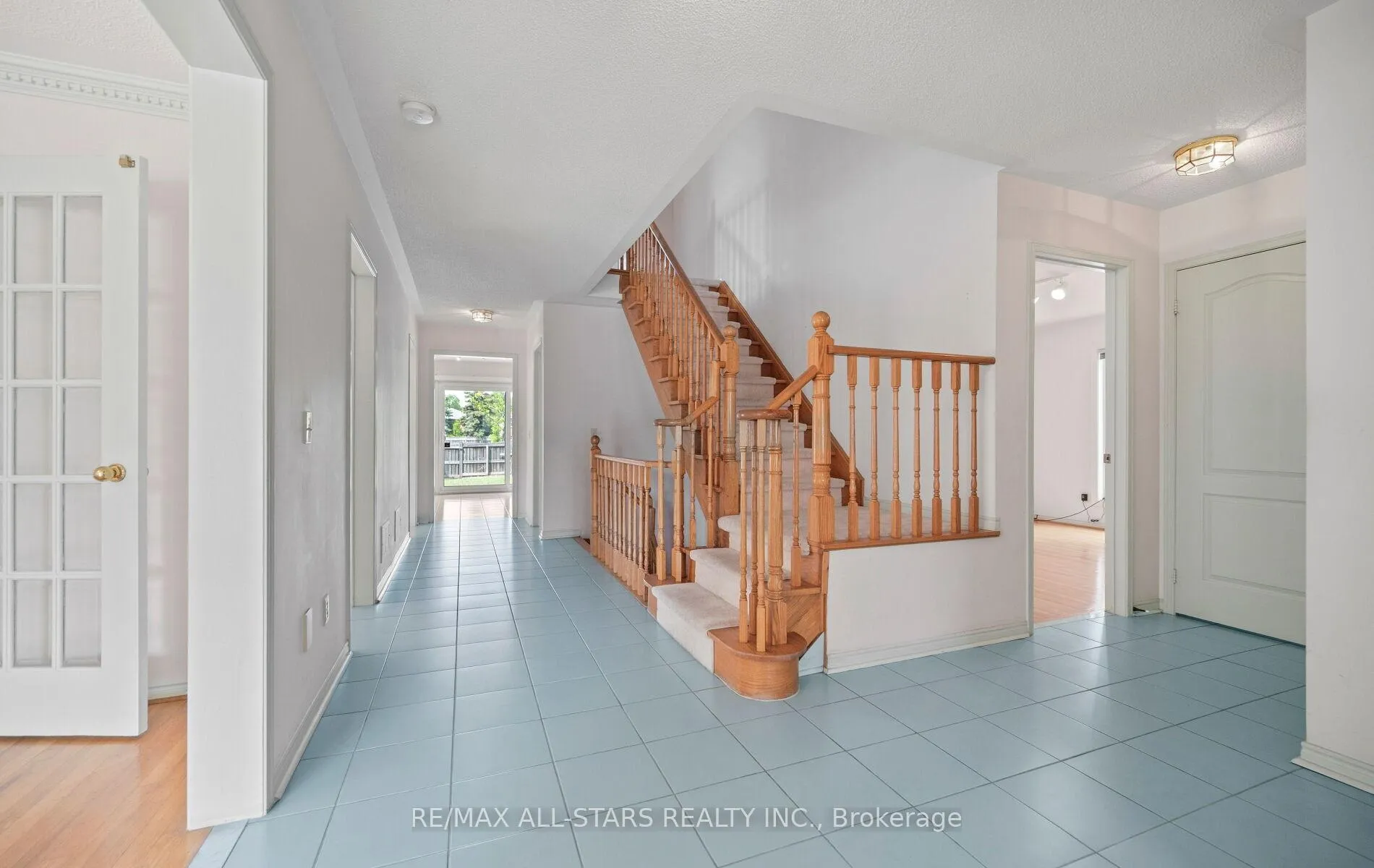 Photo 4 of 18 Lismer Court, Markham, Unionville — HOMEH