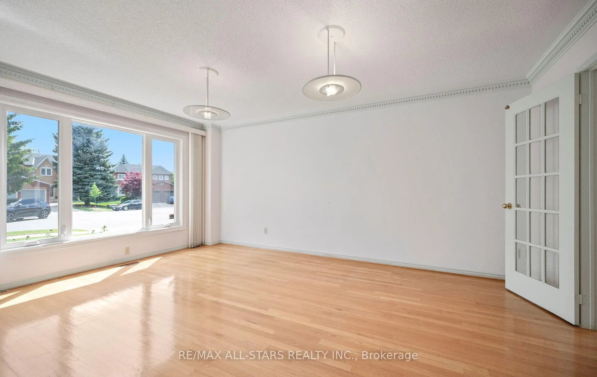 Photo 6 of 18 Lismer Court, Markham, Unionville — HOMEH