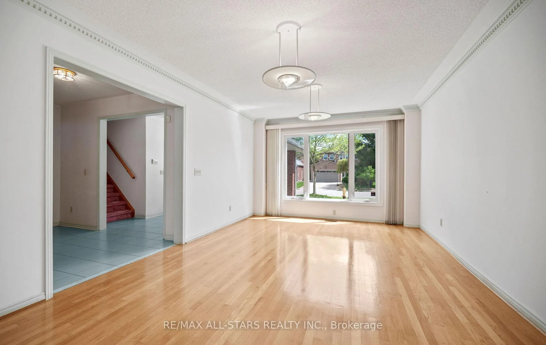 Photo 8 of 18 Lismer Court, Markham, Unionville — HOMEH