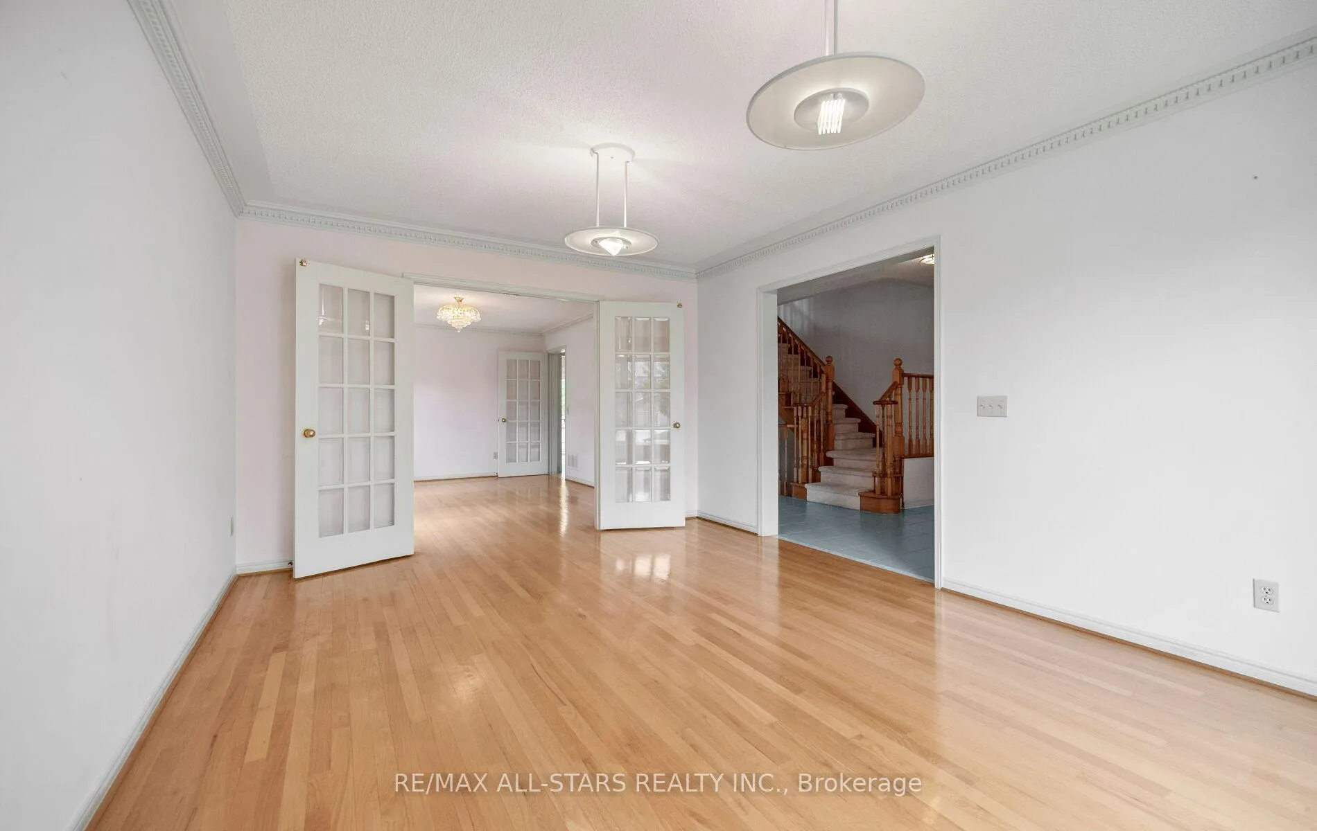 Photo 9 of 18 Lismer Court, Markham, Unionville — HOMEH