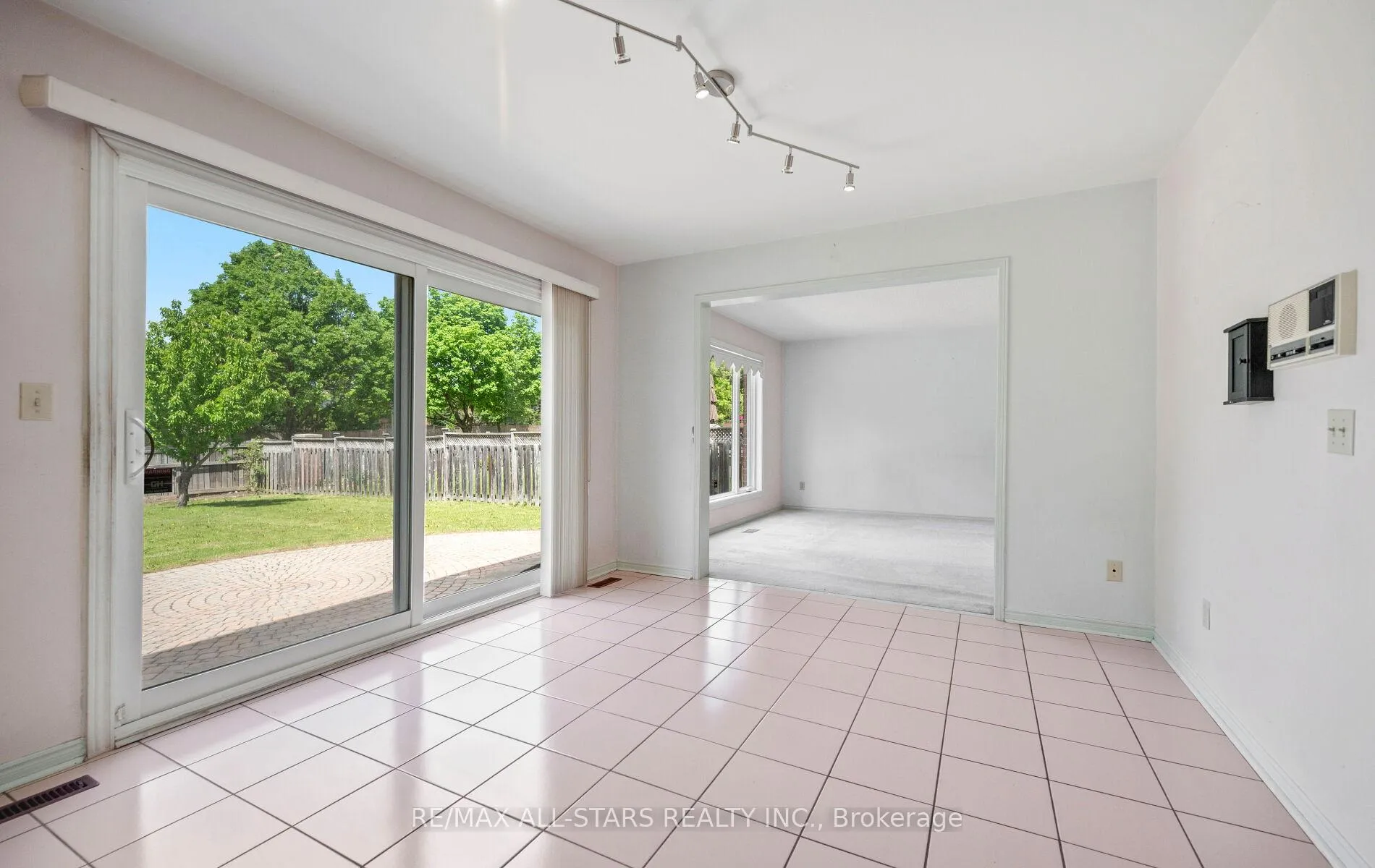 Photo 16 of 18 Lismer Court, Markham, Unionville — HOMEH