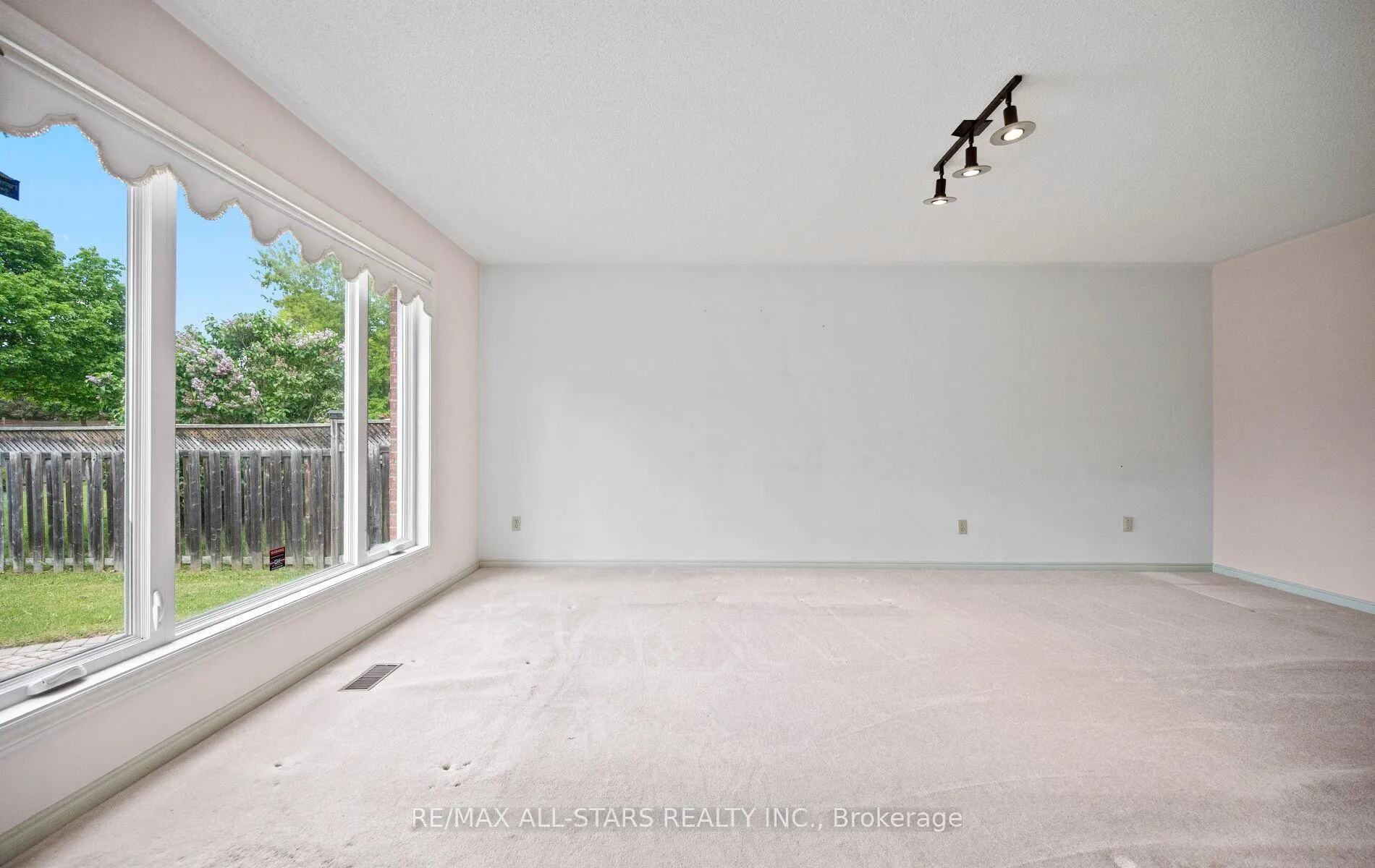 Photo 17 of 18 Lismer Court, Markham, Unionville — HOMEH