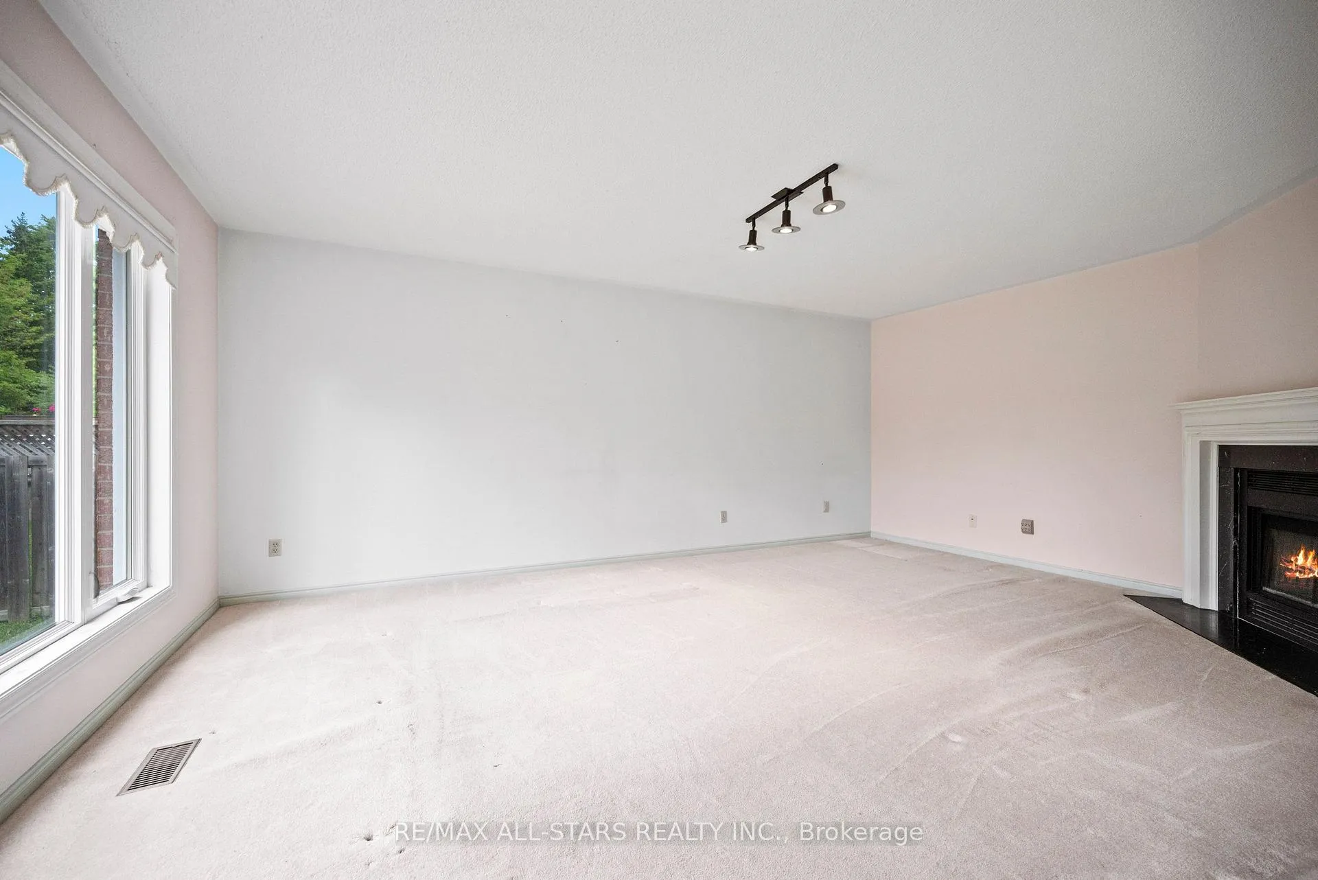 Photo 18 of 18 Lismer Court, Markham, Unionville — HOMEH