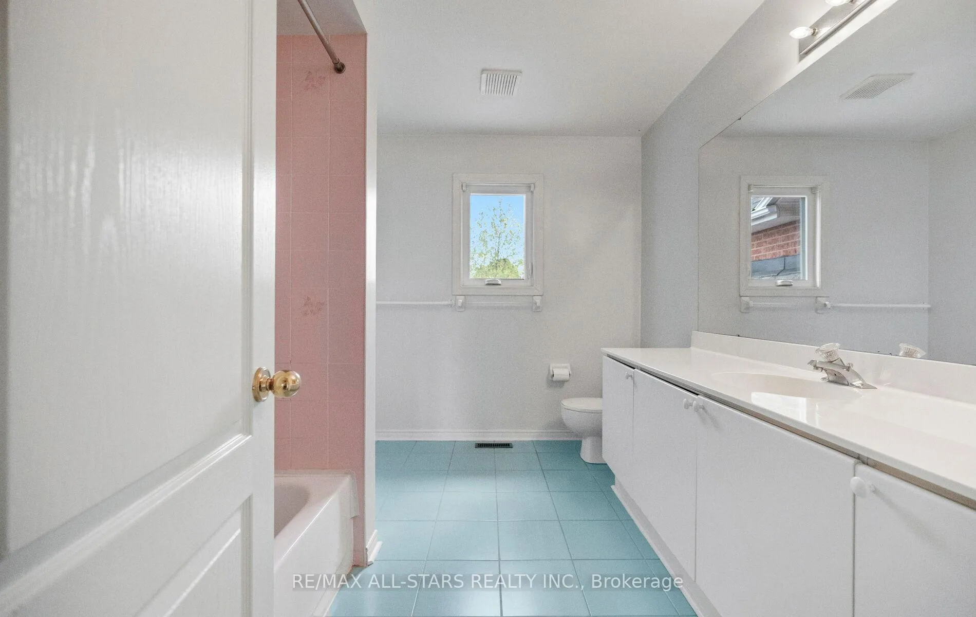 Photo 39 of 18 Lismer Court, Markham, Unionville — HOMEH