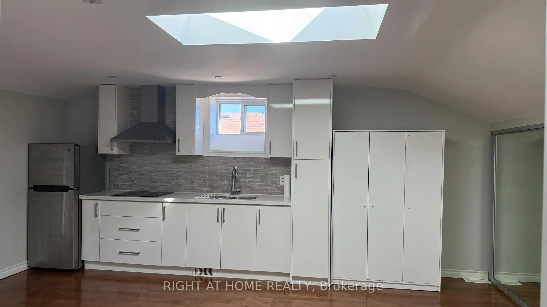 Photo 2 of Unit 1, 1088 Pearson Drive, Oakville, College Park — HOMEH