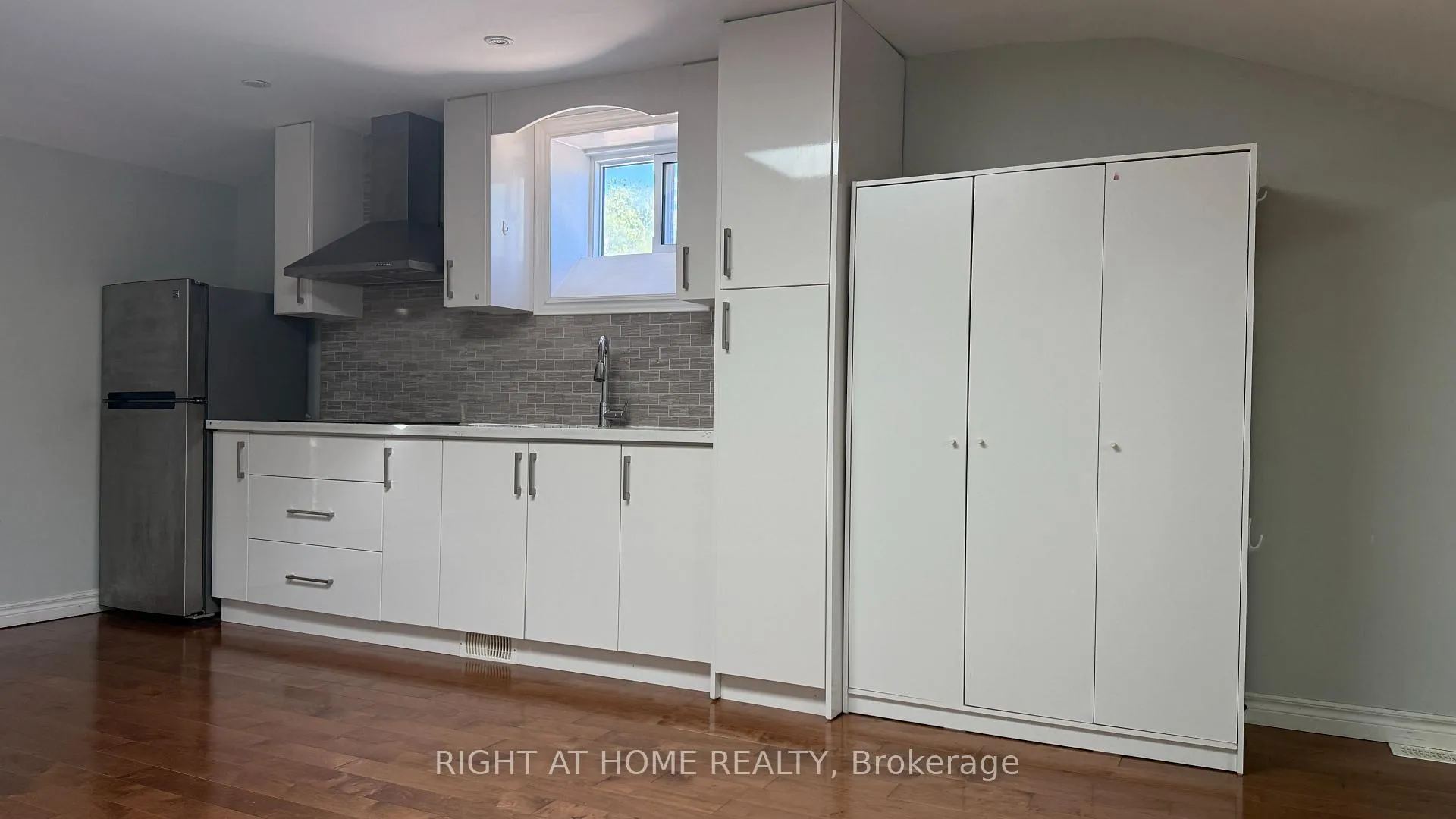Photo 3 of Unit 1, 1088 Pearson Drive, Oakville, College Park — HOMEH