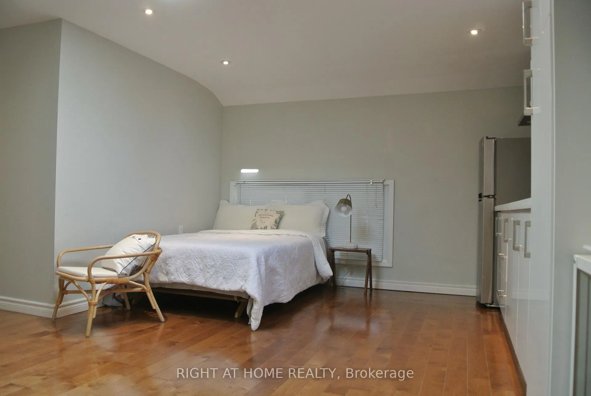 Photo 5 of Unit 1, 1088 Pearson Drive, Oakville, College Park — HOMEH