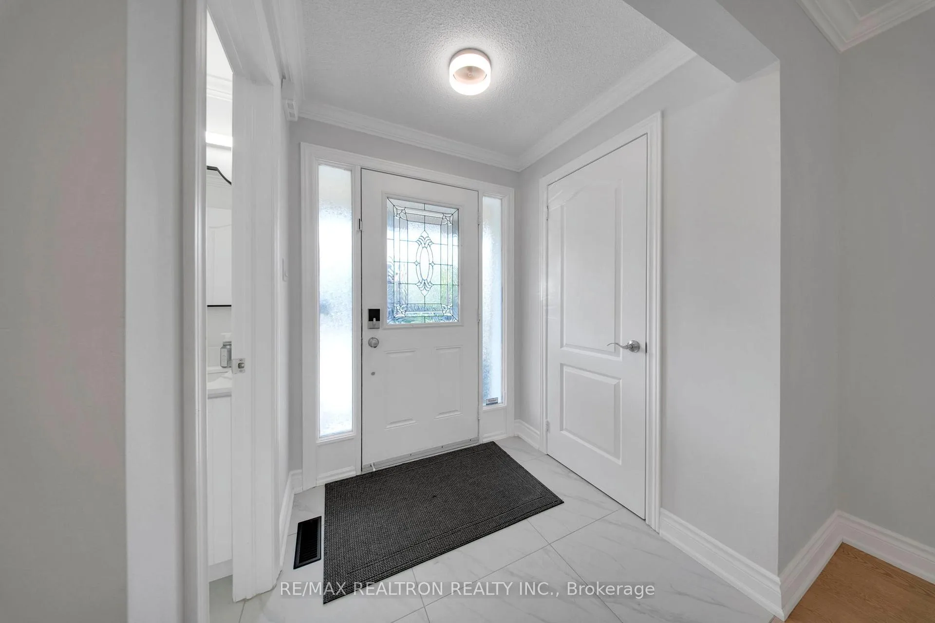 Photo 6 of 25 Barden Crescent, Ajax, Northeast Ajax — HOMEH