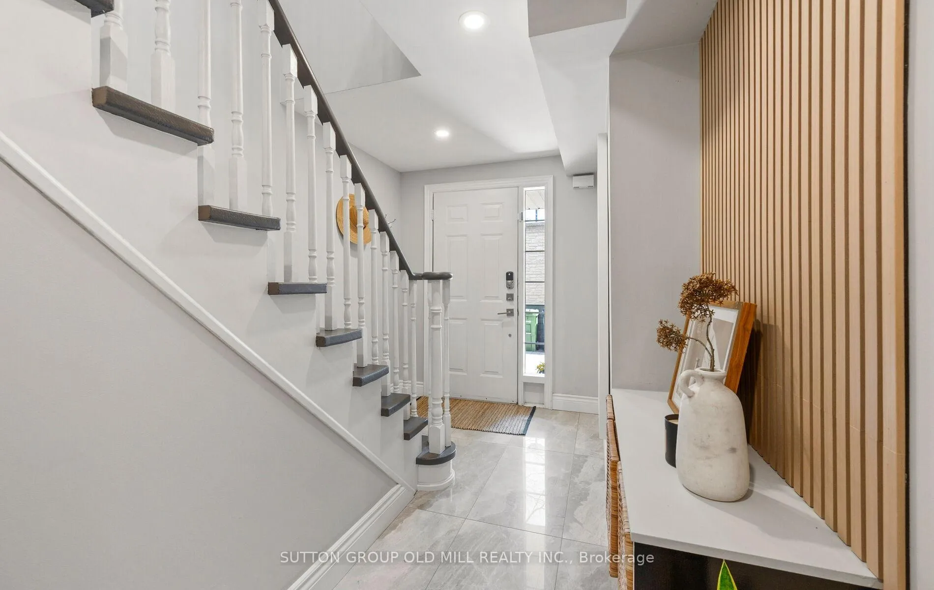 Photo 3 of 36 Clockwork Lane, Etobicoke, Stonegate-Queensway — HOMEH