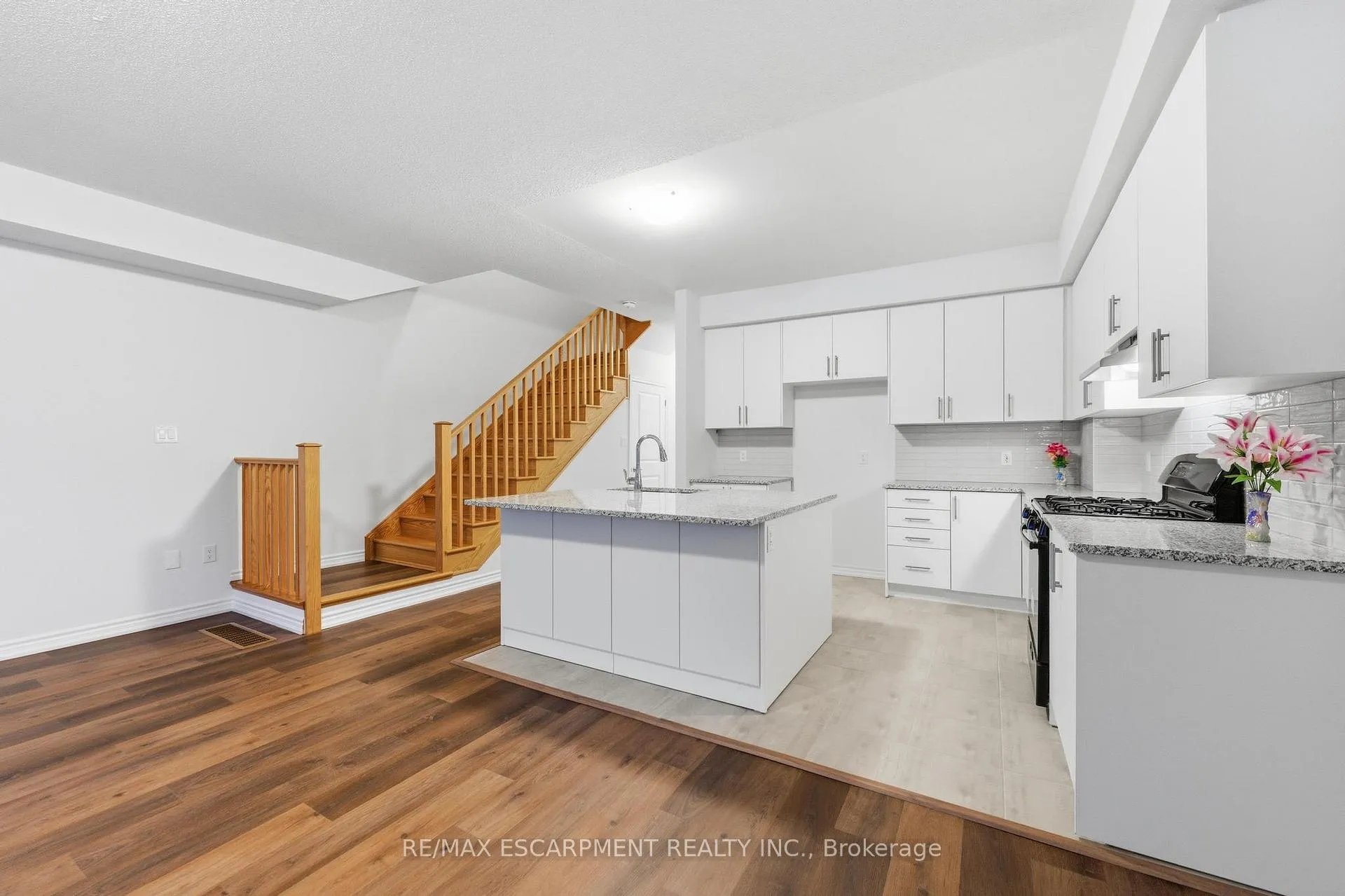 Photo 11 of 9 Admiral Road, Welland, Hwy 406/Welland — HOMEH
