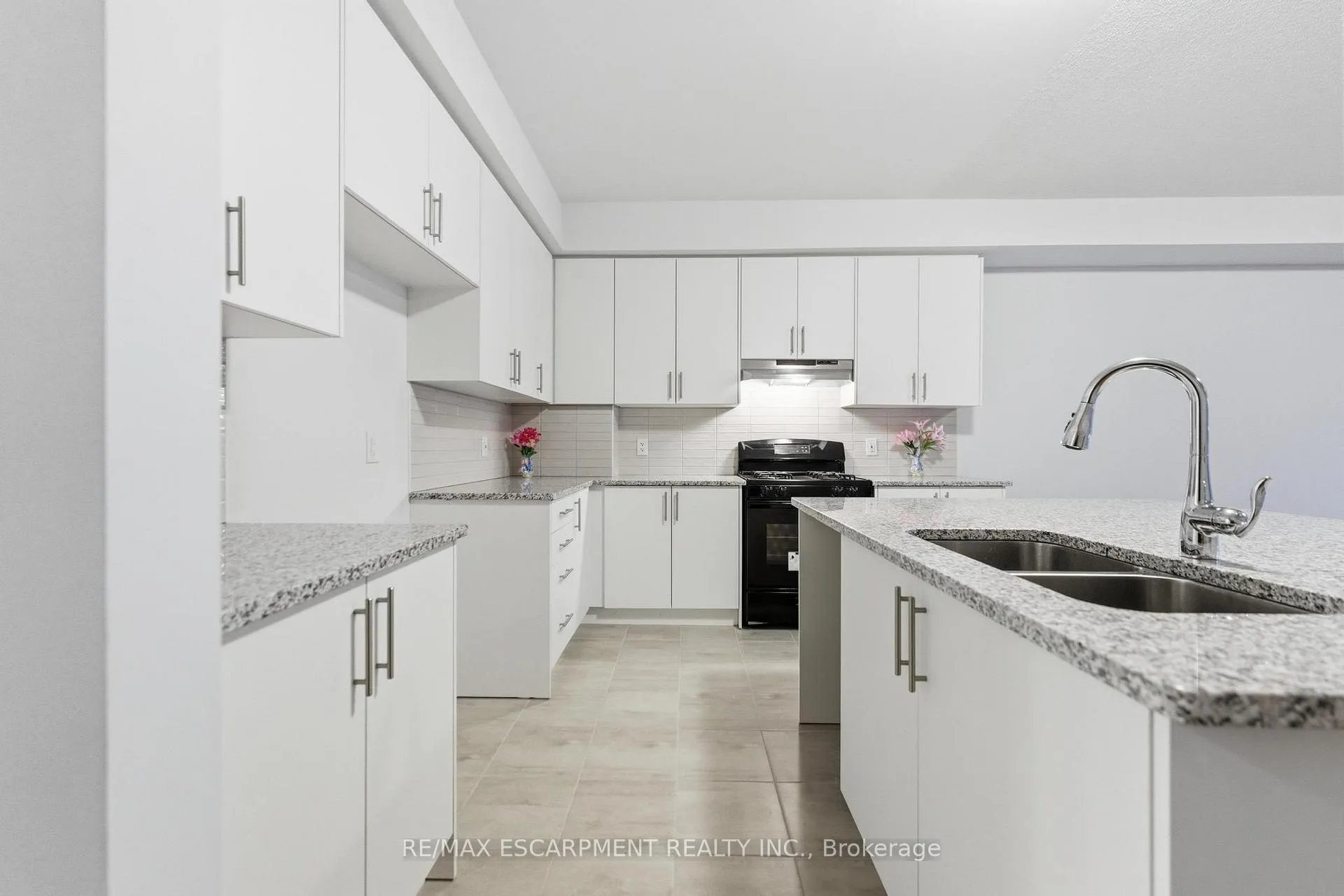 Photo 16 of 9 Admiral Road, Welland, Hwy 406/Welland — HOMEH