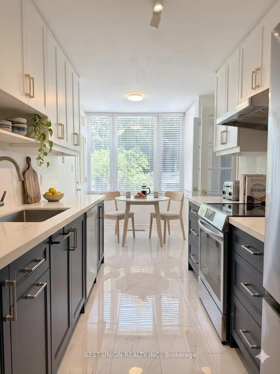 Photo 4 of 811 Grandview Way, North York, Willowdale East — HOMEH