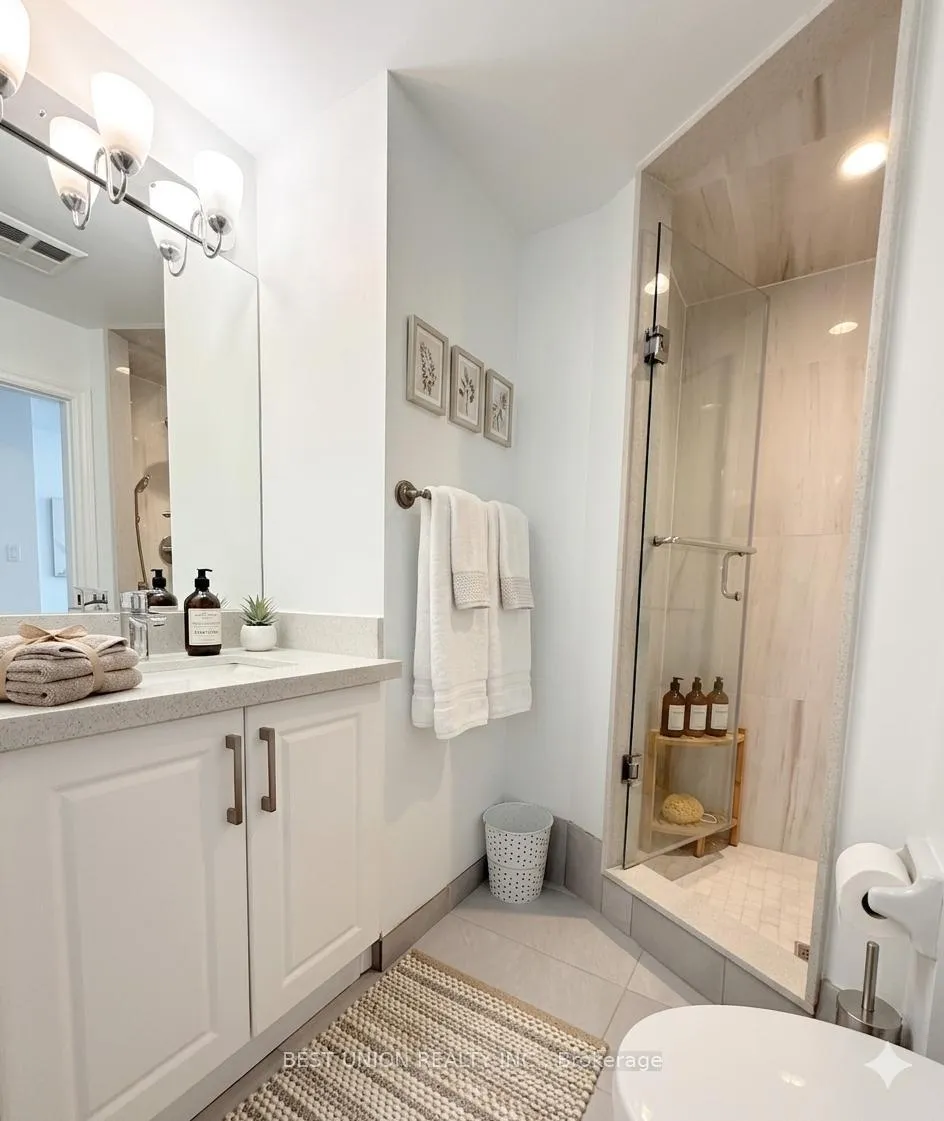 Photo 12 of 811 Grandview Way, North York, Willowdale East — HOMEH