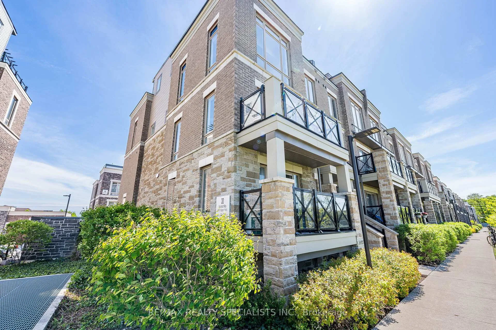Photo 2 of Unit 527, 30 Dunsheath Way, Markham, Cornell — HOMEH