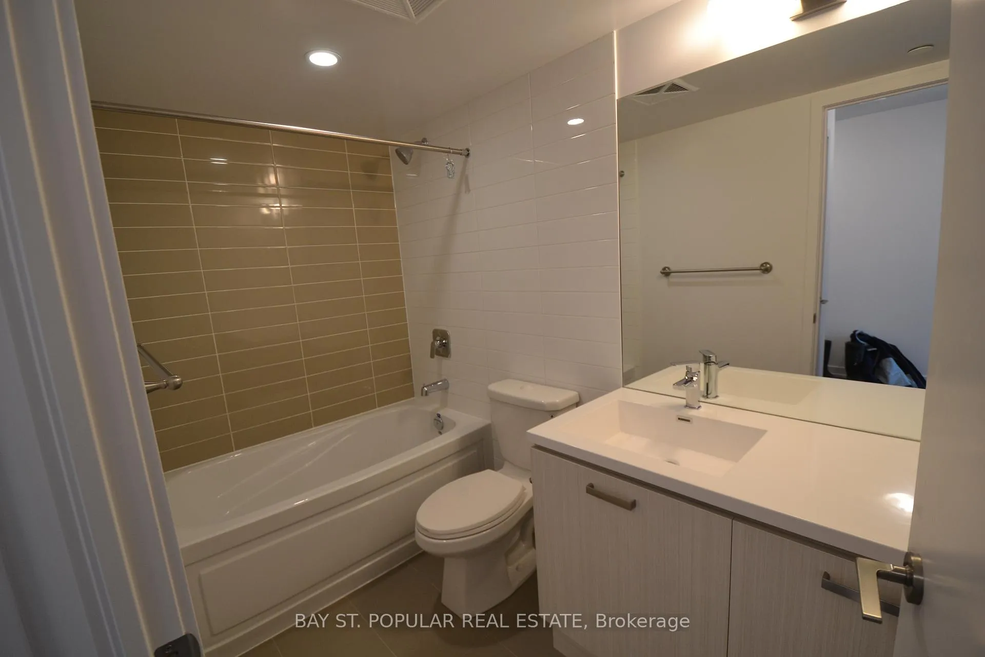 Photo 4 of Unit 401, 125 Redpath Avenue, Toronto, Mount Pleasant West — HOMEH