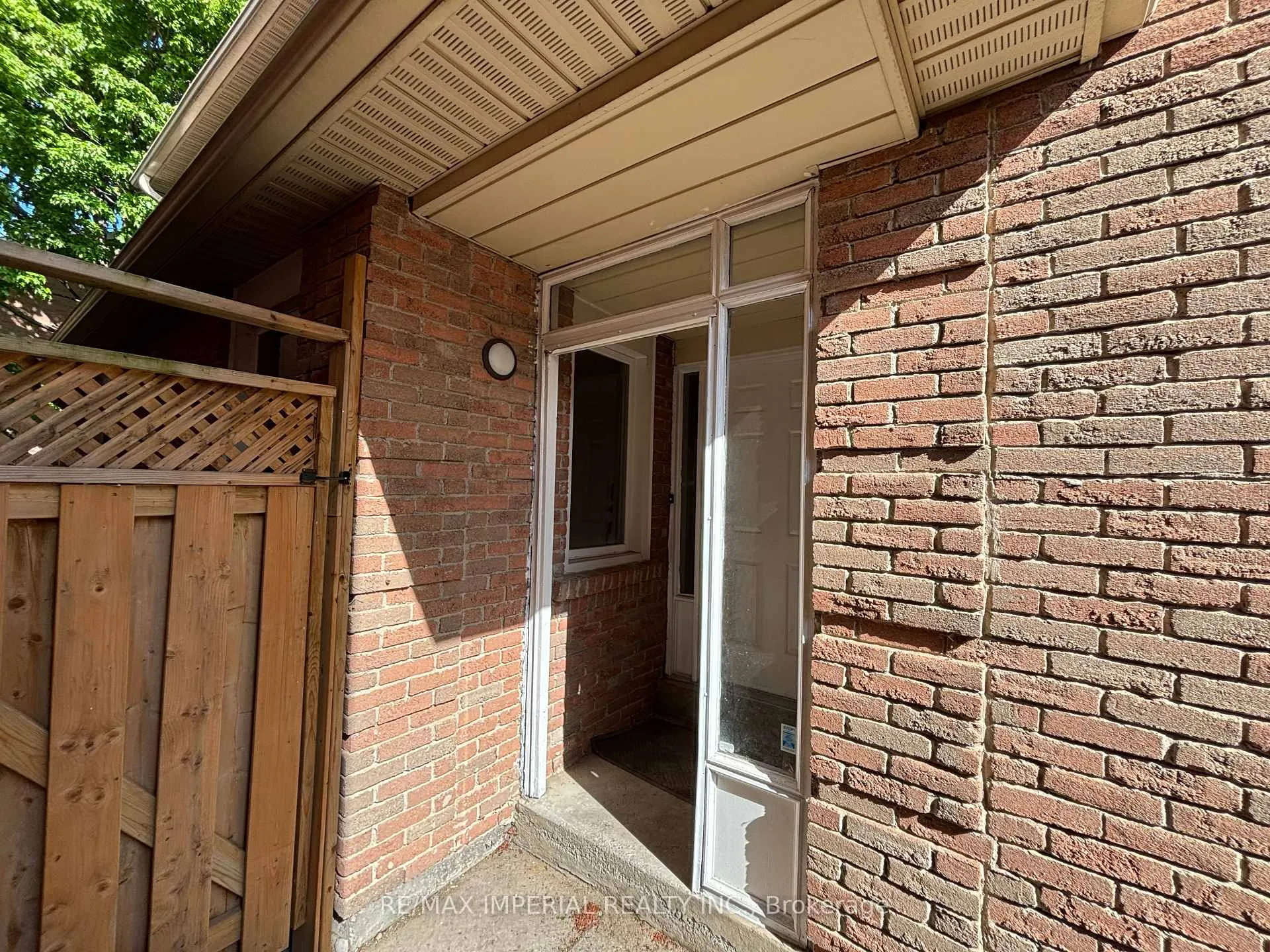 Photo 3 of 98 McMorran Crescent, Vaughan, Brownridge — HOMEH