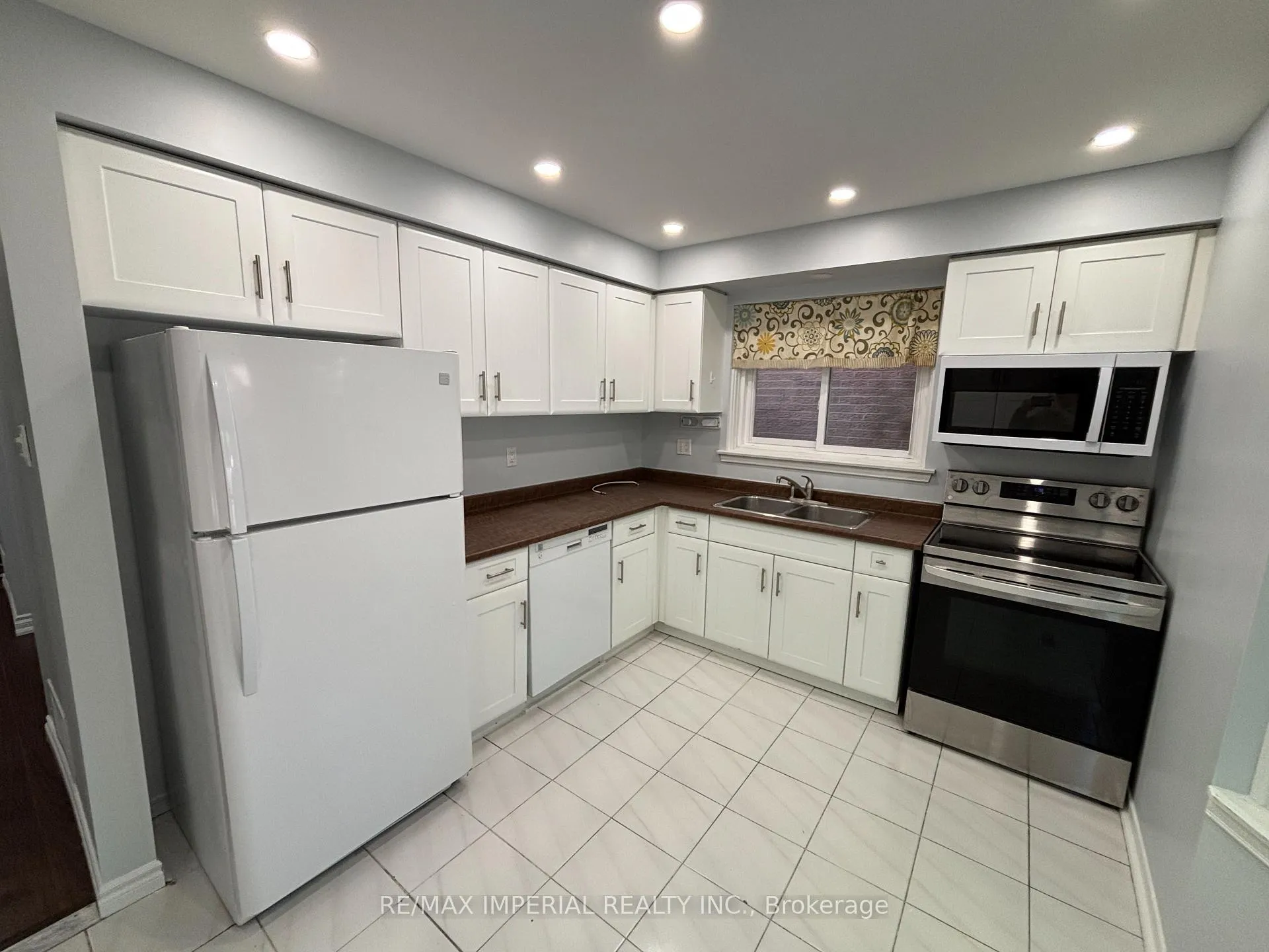 Photo 6 of 98 McMorran Crescent, Vaughan, Brownridge — HOMEH
