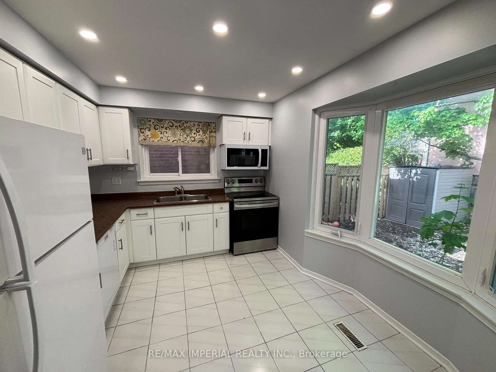 Photo 8 of 98 McMorran Crescent, Vaughan, Brownridge — HOMEH