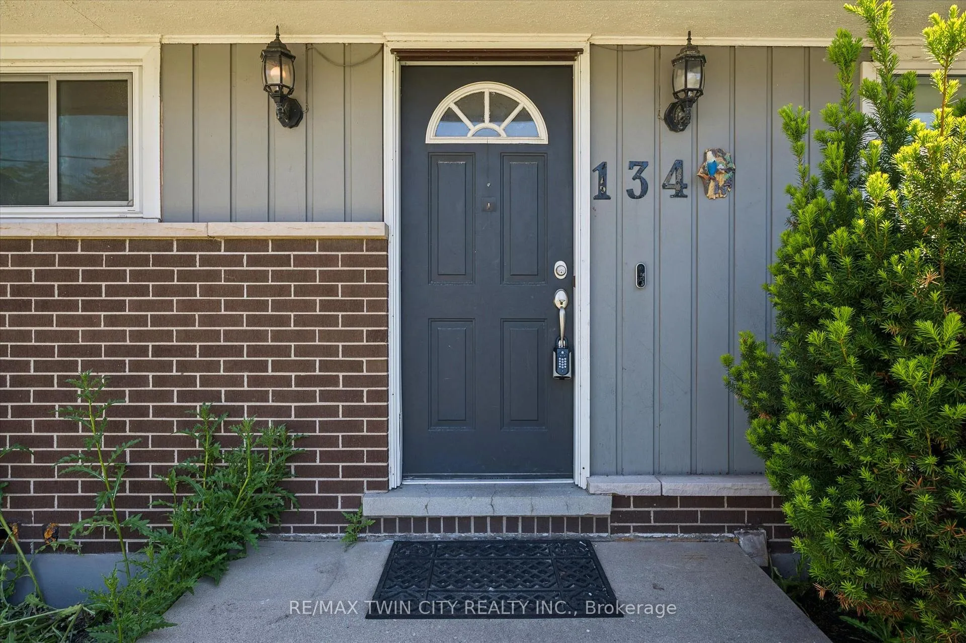 Photo 3 of 134 Westmount Road E, Kitchener — HOMEH