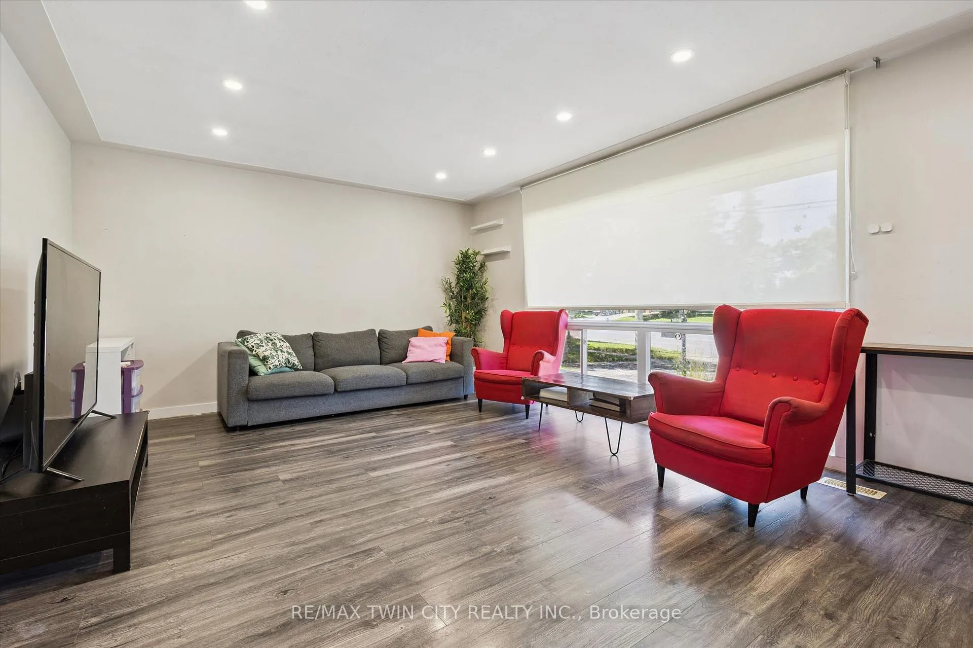 Photo 4 of 134 Westmount Road E, Kitchener — HOMEH